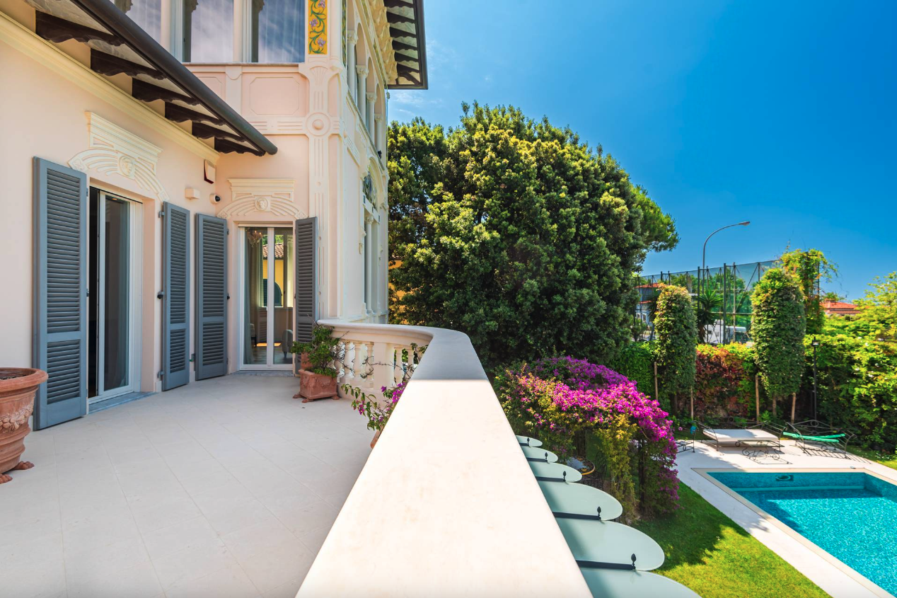 Francis+York+ Seafront Villa on the Tuscan Coast Near Forte Dei Marmi, Italy 00016.png