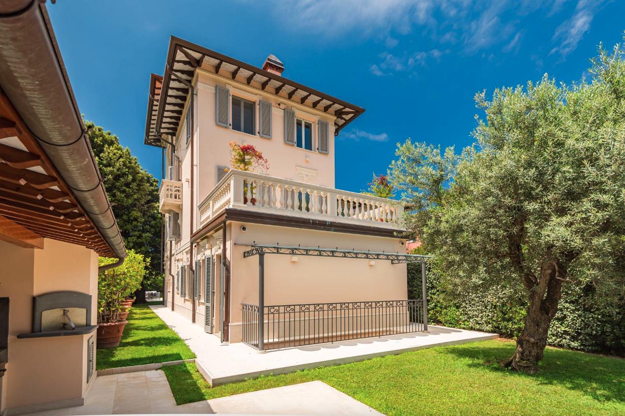 Francis+York+ Seafront Villa on the Tuscan Coast Near Forte Dei Marmi, Italy 00037.png