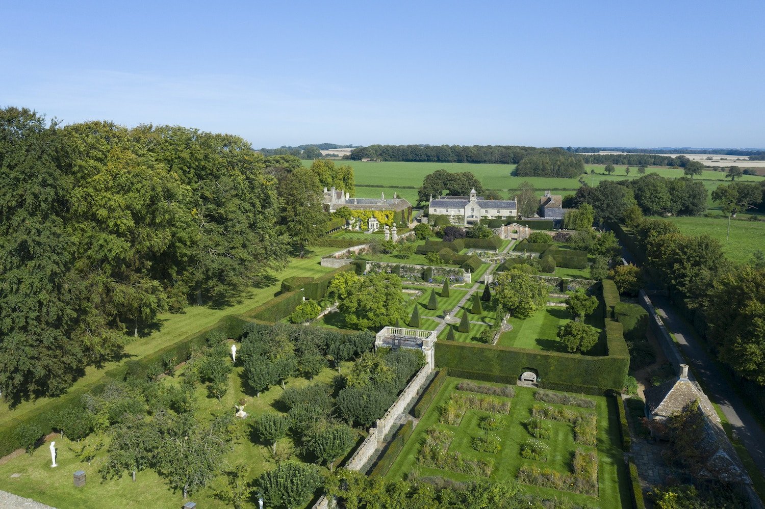 Francis+York+Country House in the Cotswolds with Famous Formal Gardens 00020.jpg