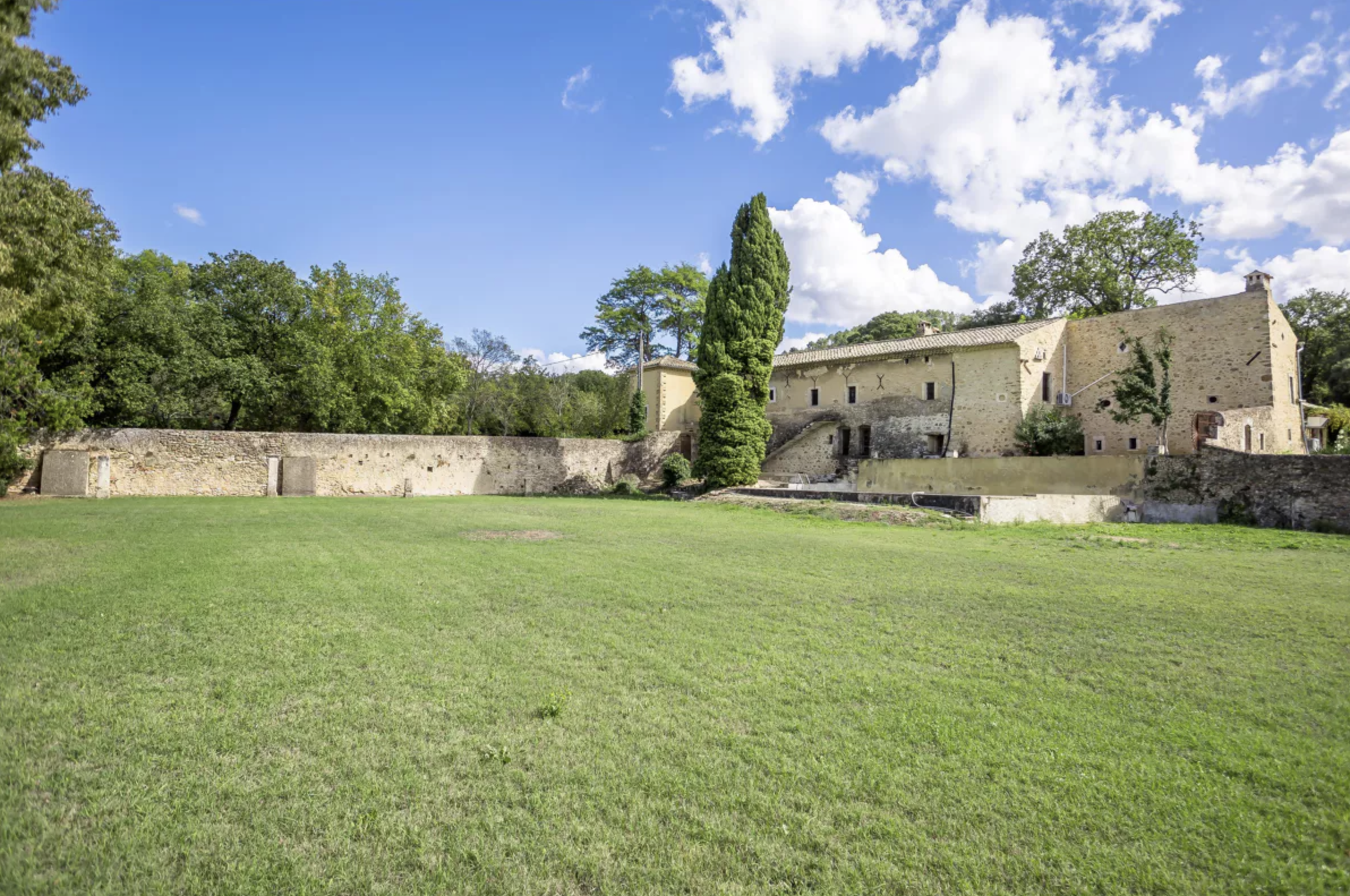 Francis+York+Renovated Historic Residence and 98 Acre Estate in Provence, France  00001.png