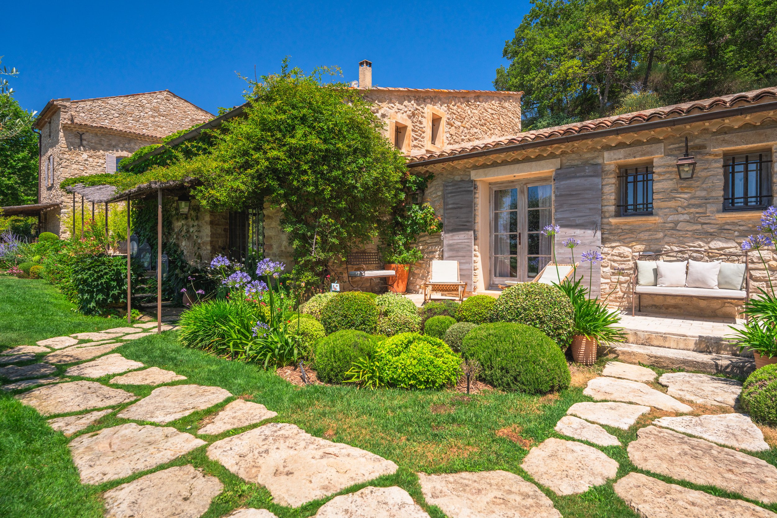 Francis+York+French Country Estate in the South Luberon 00006.jpg