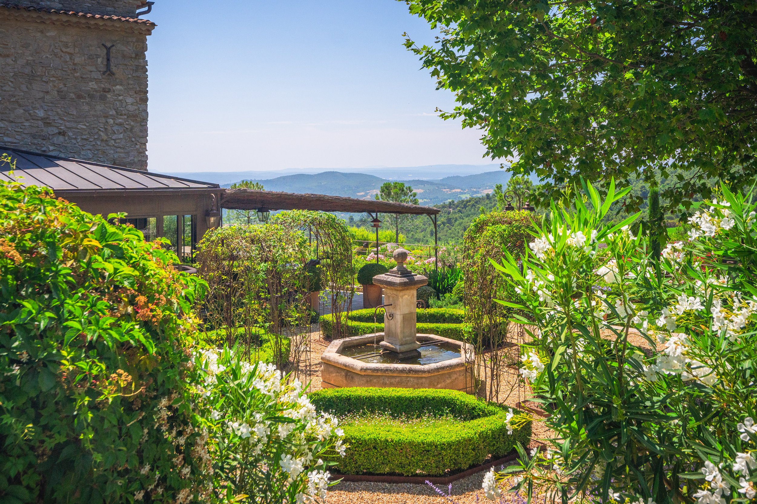 Francis+York+French Country Estate in the South Luberon 00005.jpg