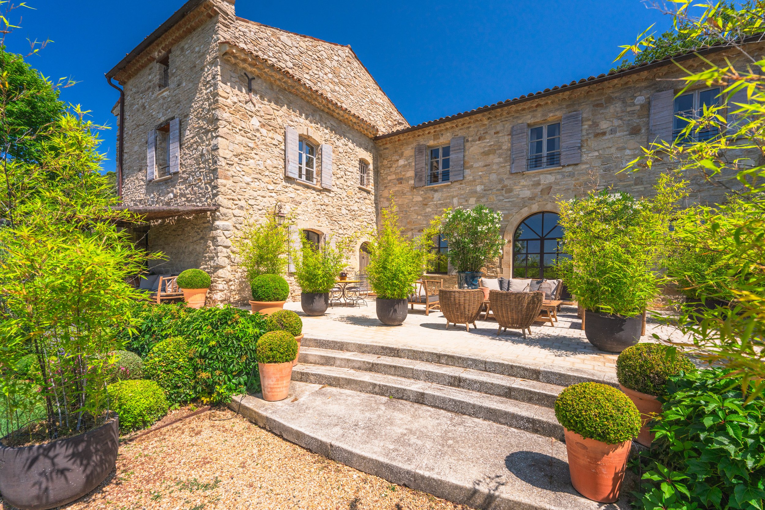 Francis+York+French Country Estate in the South Luberon 00004.jpg