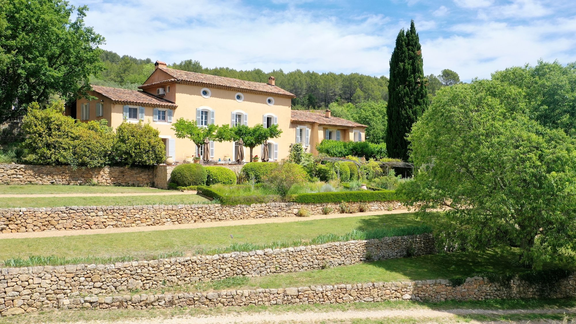 Farmhouse with vineyards and olive groves in the Var, Provence