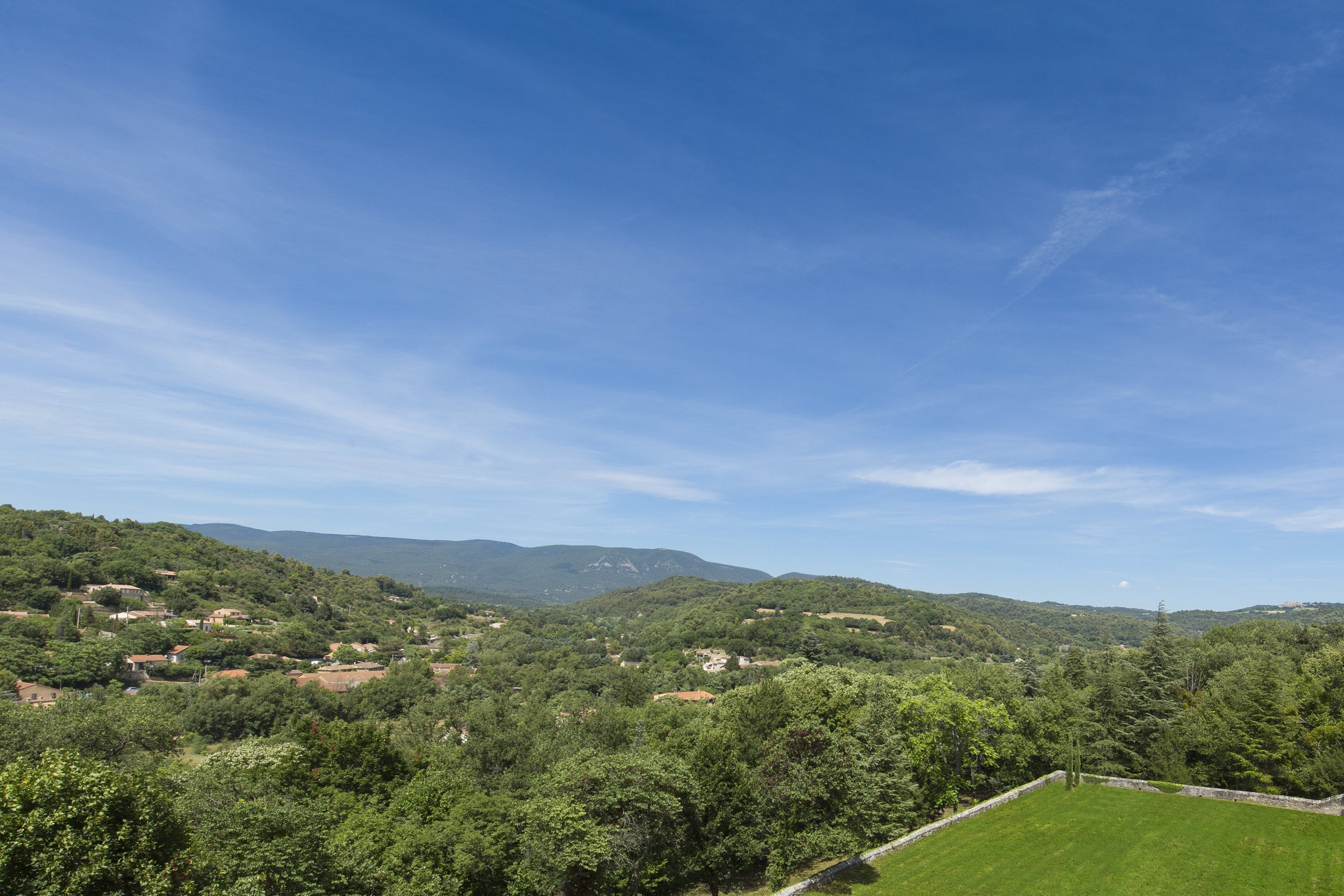 Francis York French Bastide in the Luberon Countryside Near Saignon 00003.jpg