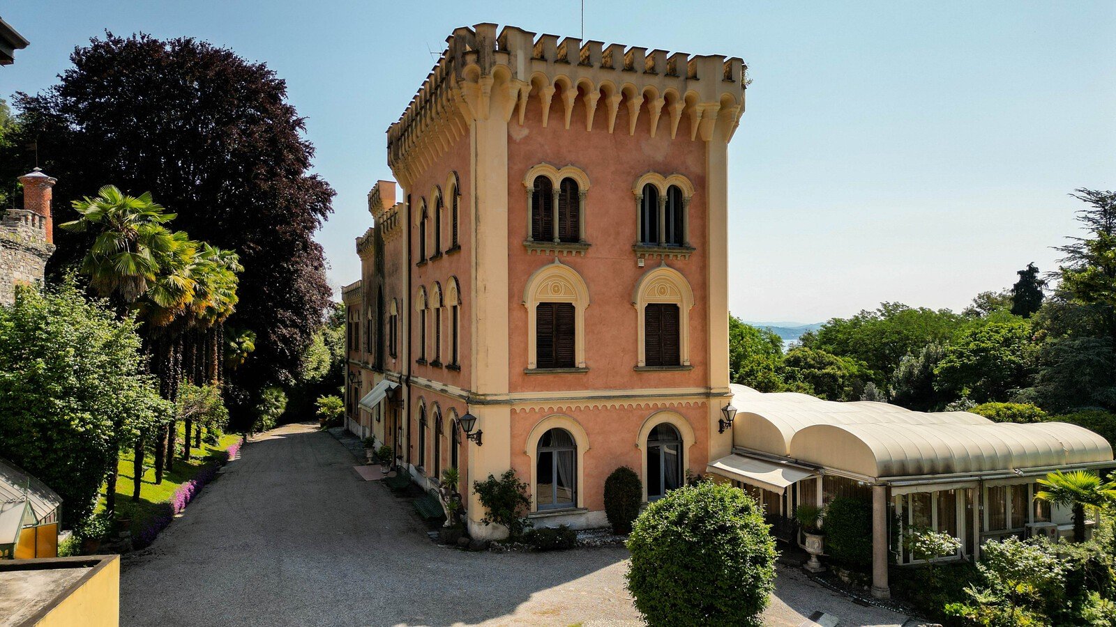 Francis York Neo-Romanesque castle in Lesa on Lake Maggiore 00038.jpg