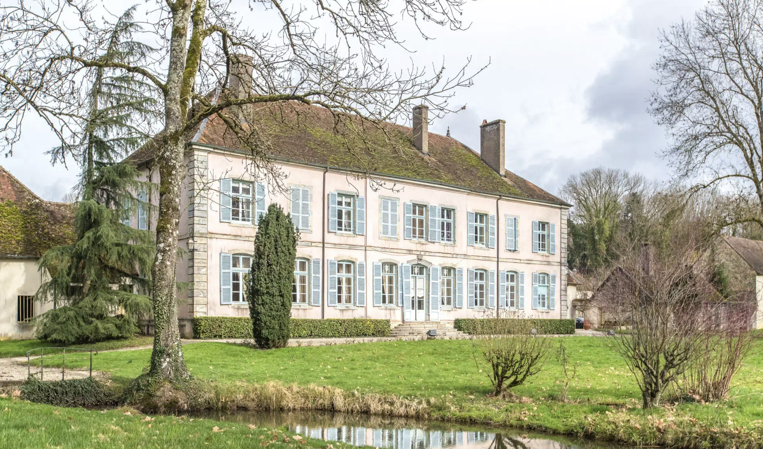 Francis York Historic Chateau in the heart of the Jura region, France  00022.png