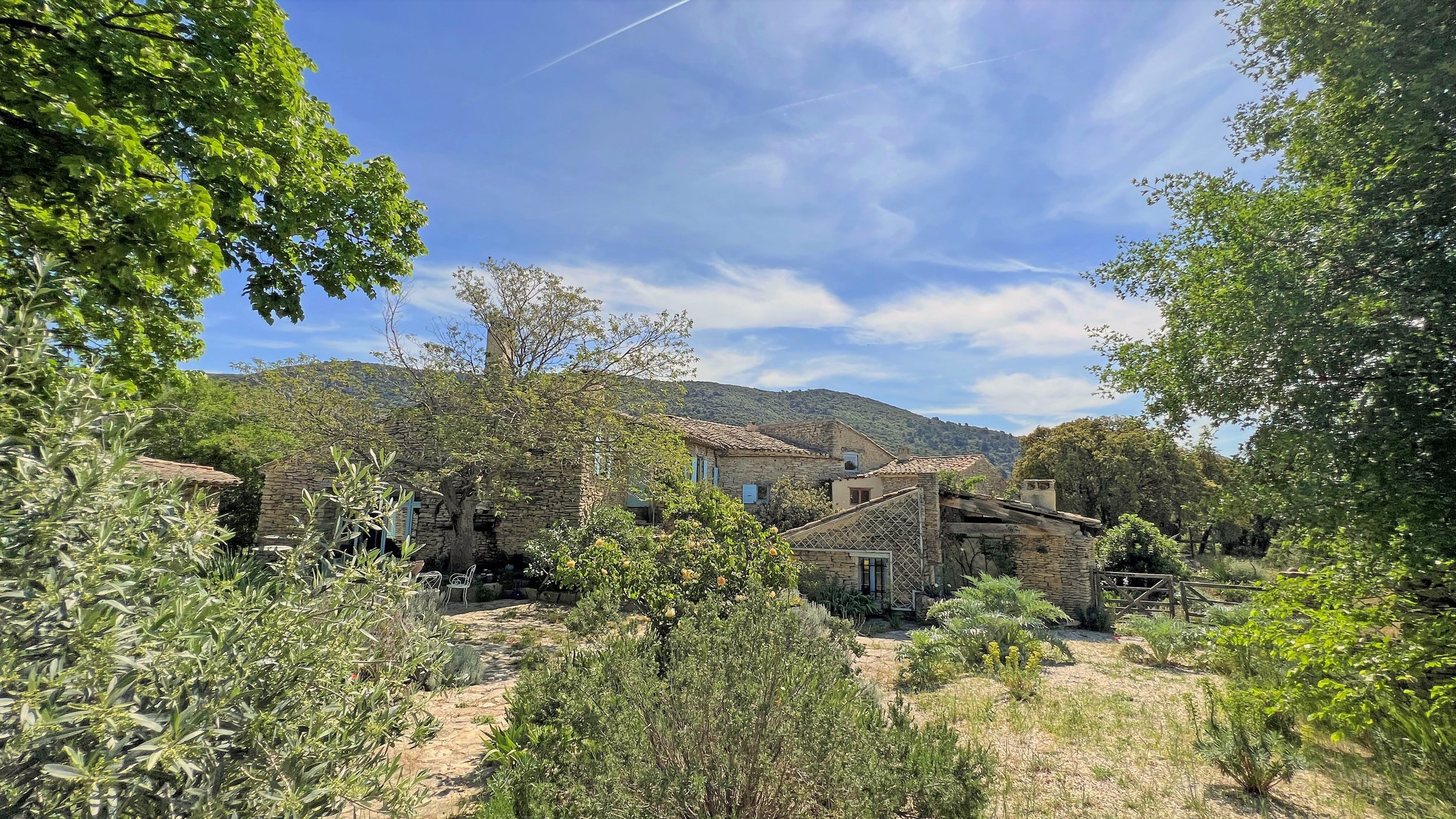 Francis York Provençal ‘Bergerie’ Converted Into a Charming Country House in the Luberon 00011.jpg