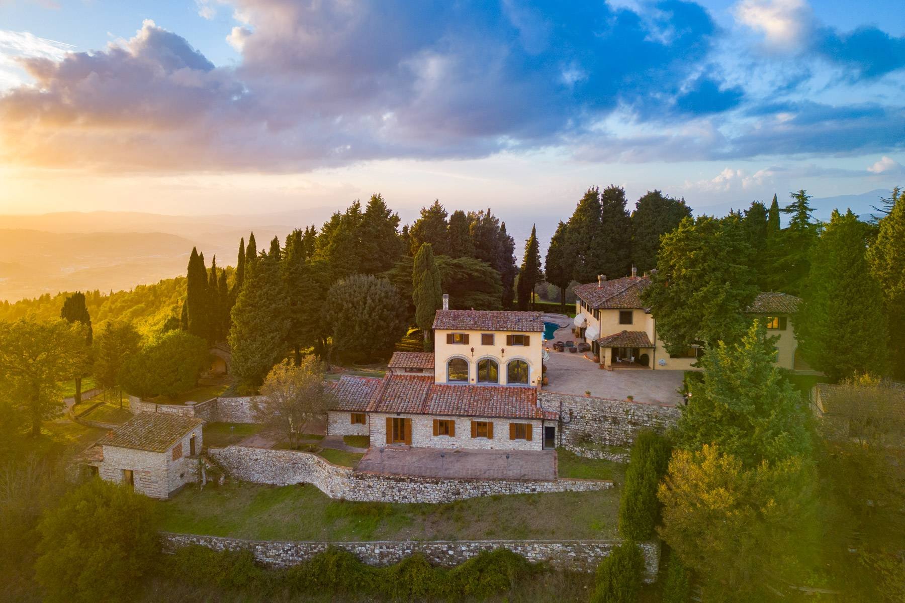 Francis York SOTHEBYS ITALY Elegant Tuscan Villa Set in the Florentine Hills 00026.jpg