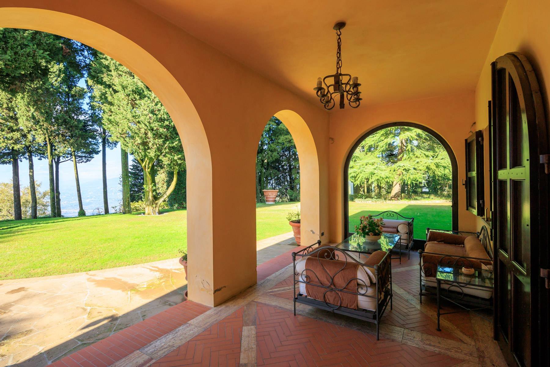 Francis York SOTHEBYS ITALY Elegant Tuscan Villa Set in the Florentine Hills 00013.jpg