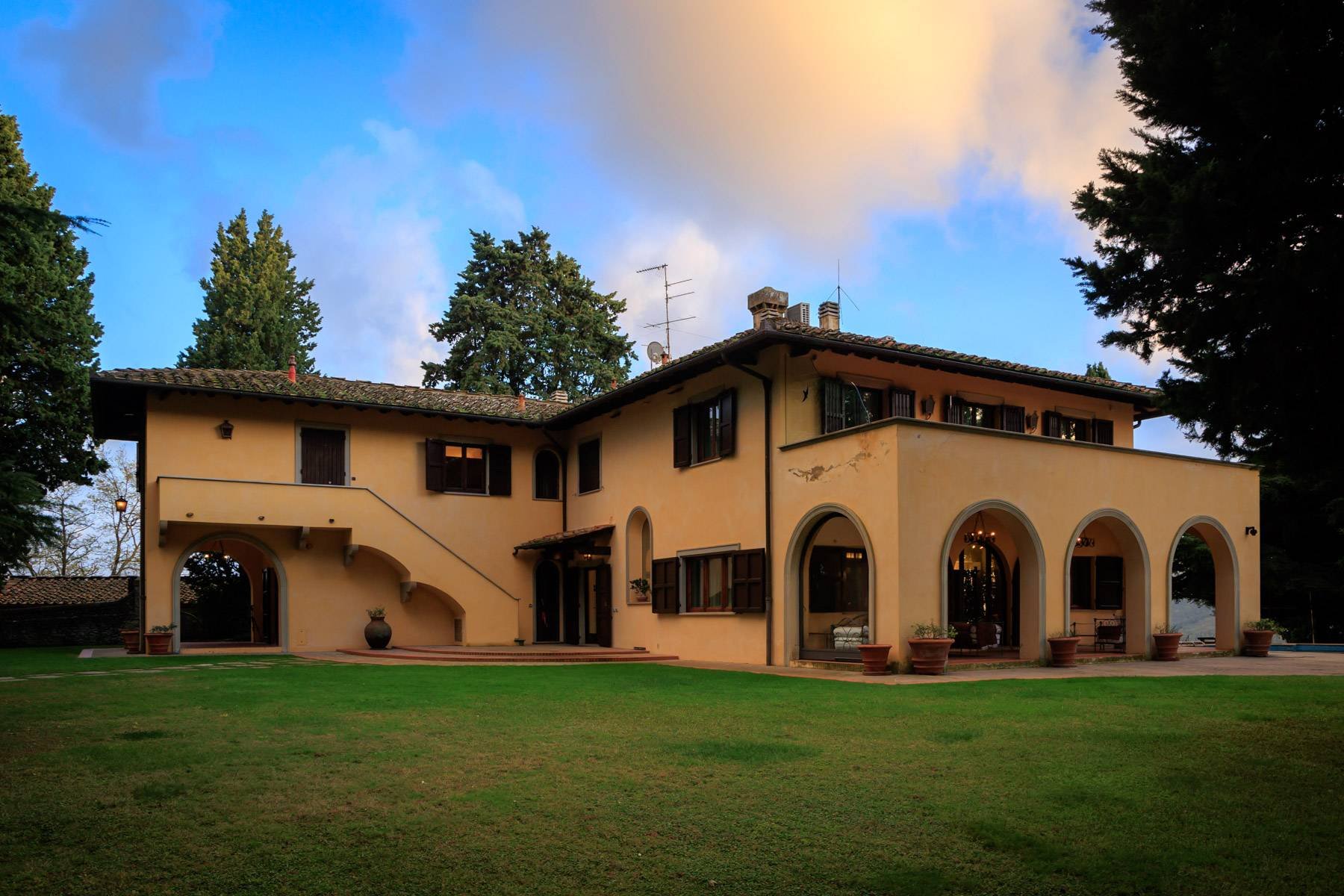 Francis York SOTHEBYS ITALY Elegant Tuscan Villa Set in the Florentine Hills 00040.jpg