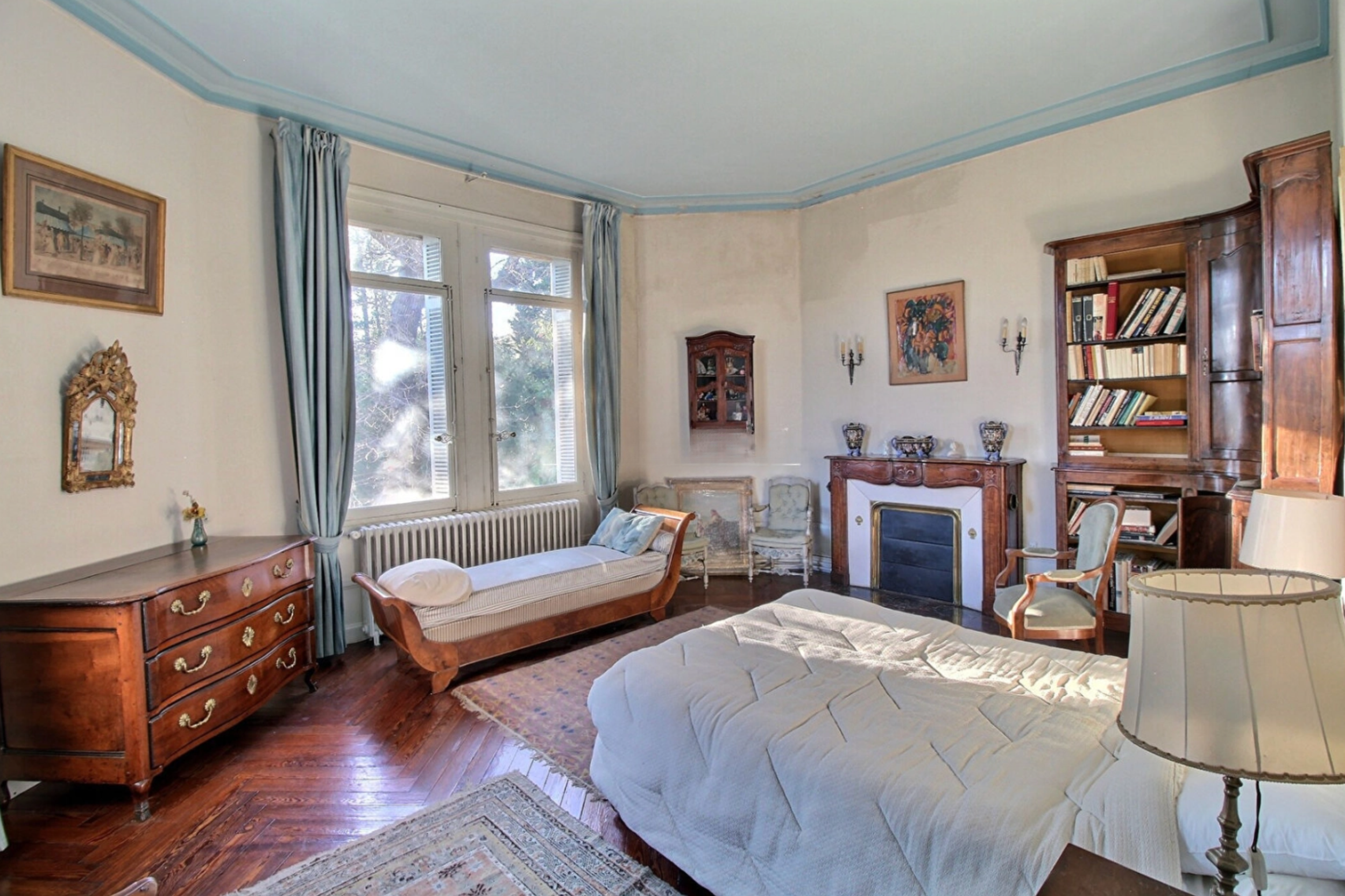 Francis-York-unique-belle-epoque-villa-to-restore-near-avignon-overlooking-the-papal-palace-10.png