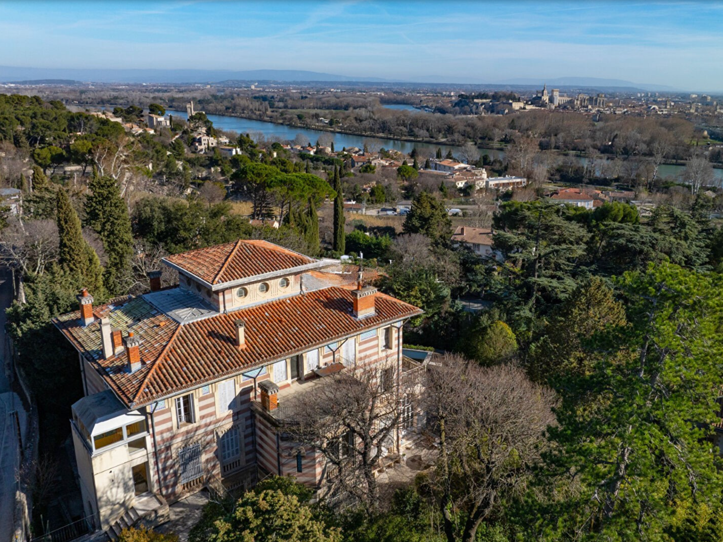 Francis-York-unique-belle-epoque-villa-to-restore-near-avignon-overlooking-the-papal-palace-11.png