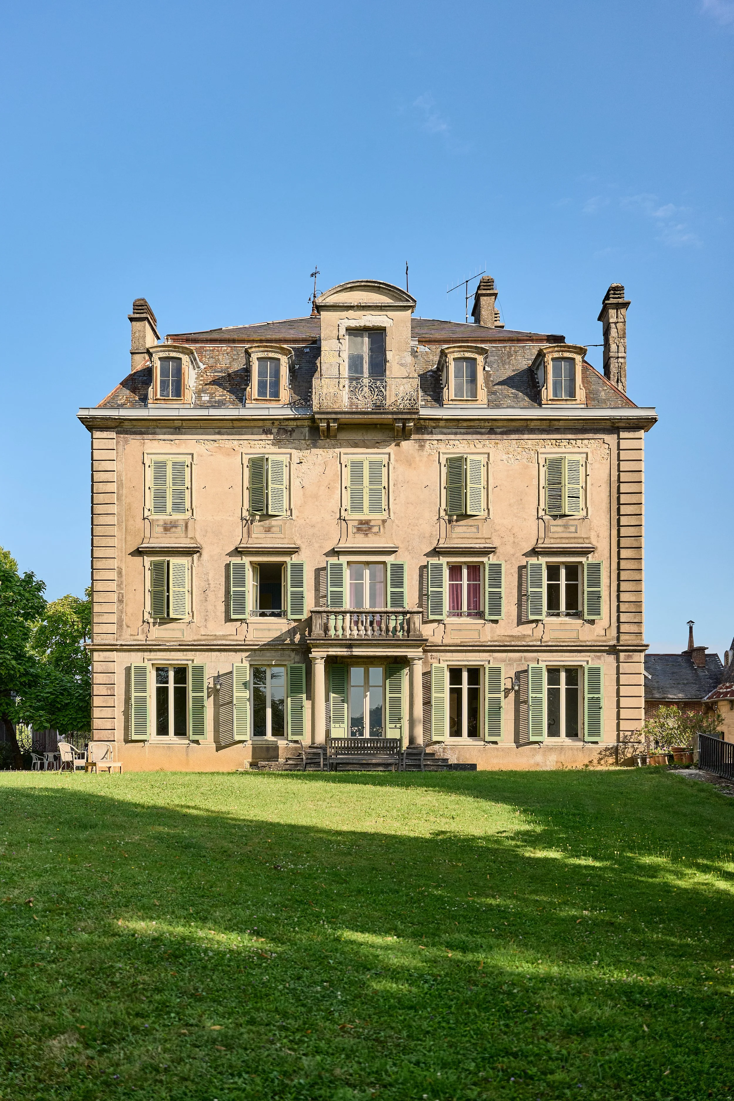 Francis-York-arriere-cour-french-country-house-montmorot-2.jpg