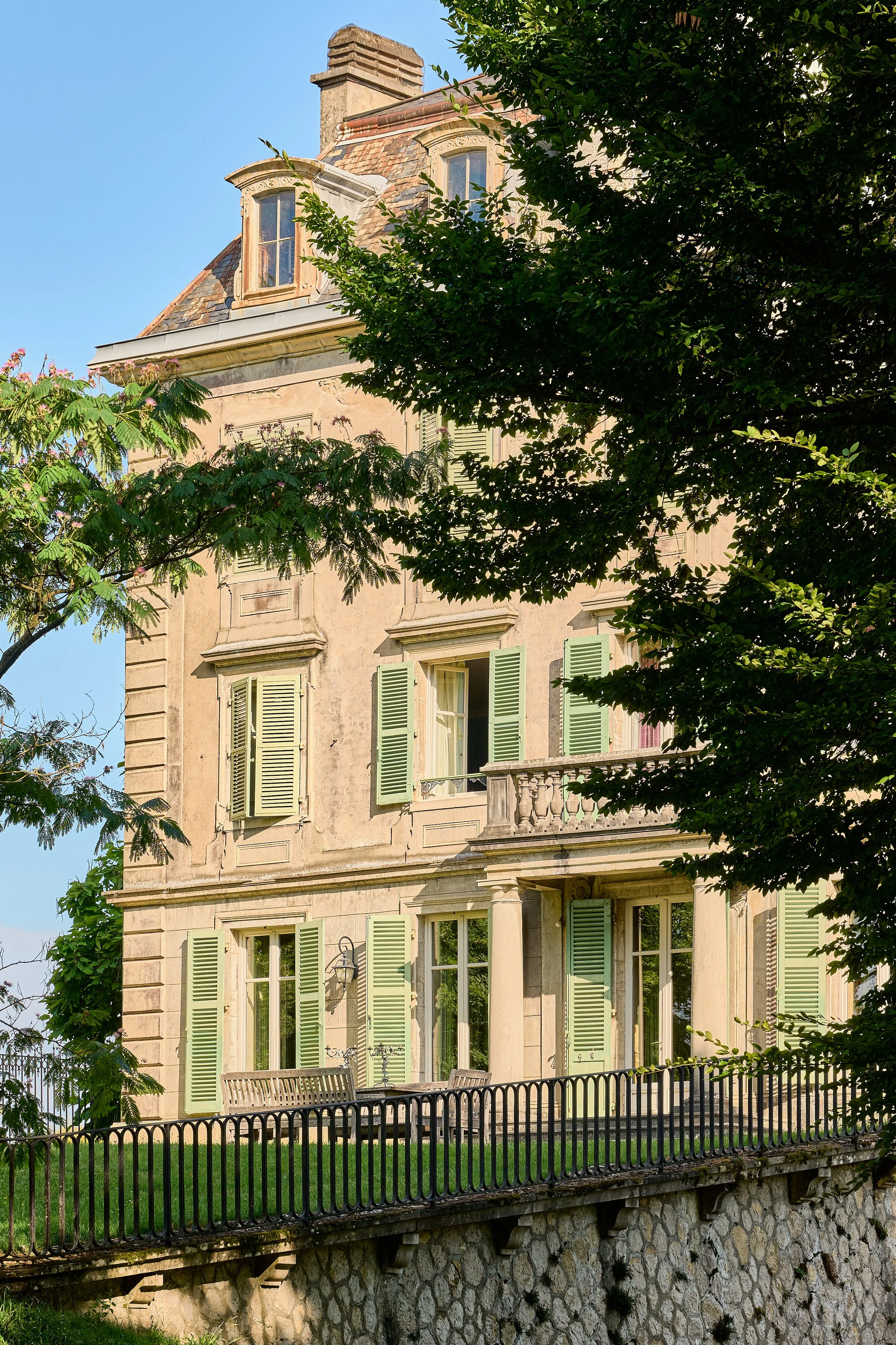 Francis-York-arriere-cour-french-country-house-montmorot-3.jpg