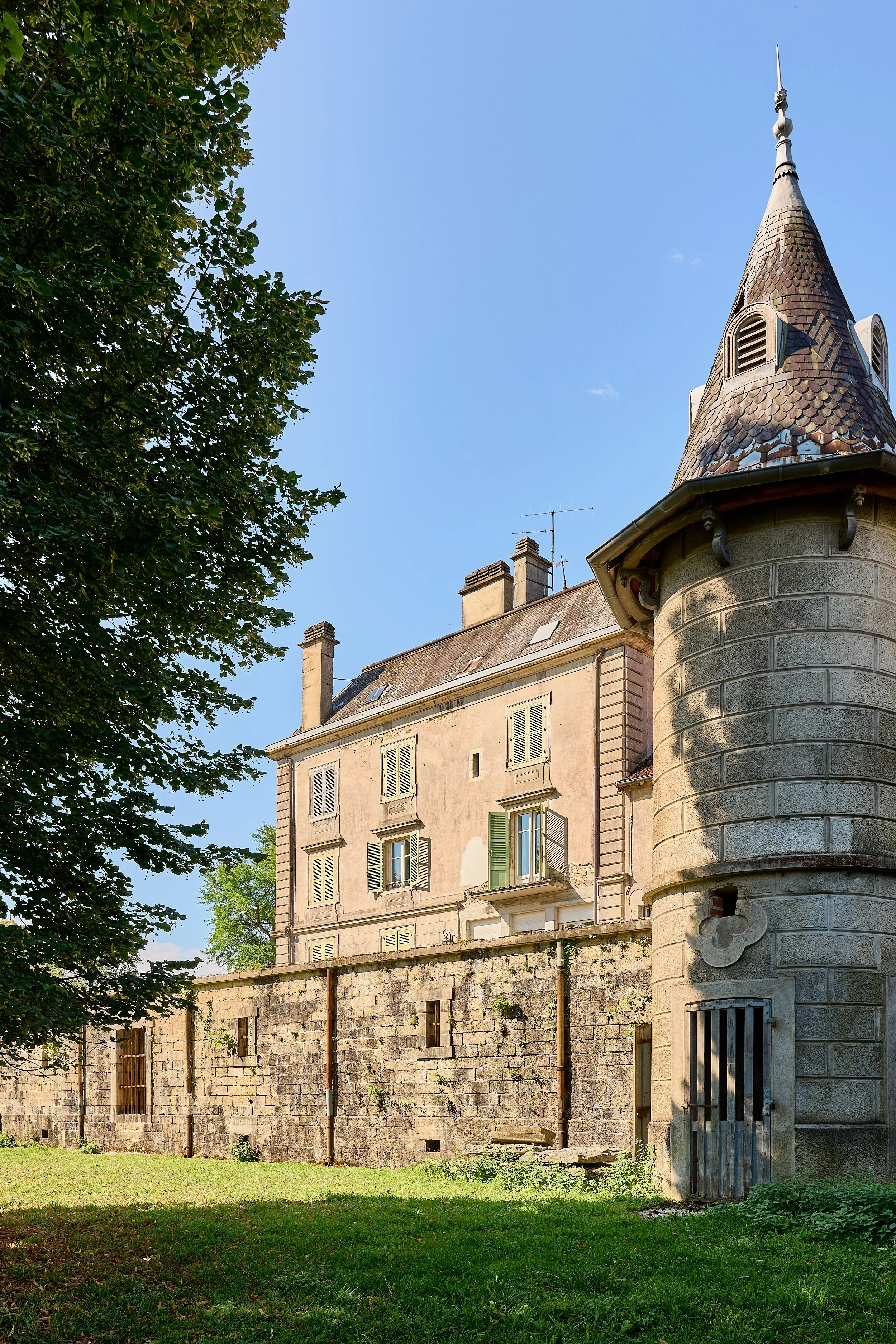 Francis-York-arriere-cour-french-country-house-montmorot-4.jpg