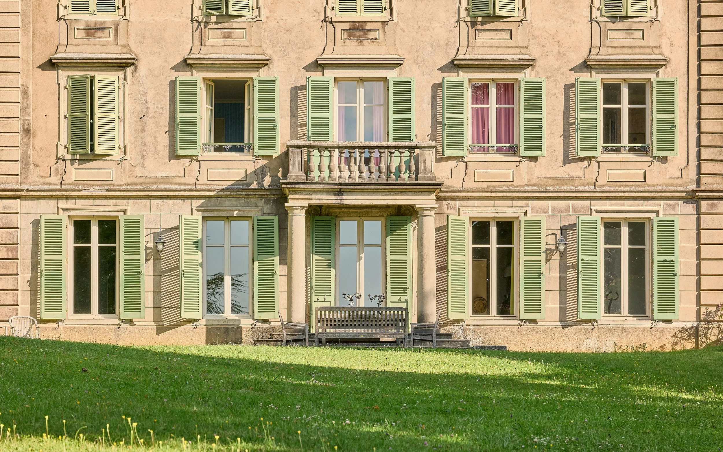 Francis-York-arriere-cour-french-country-house-montmorot1.jpg