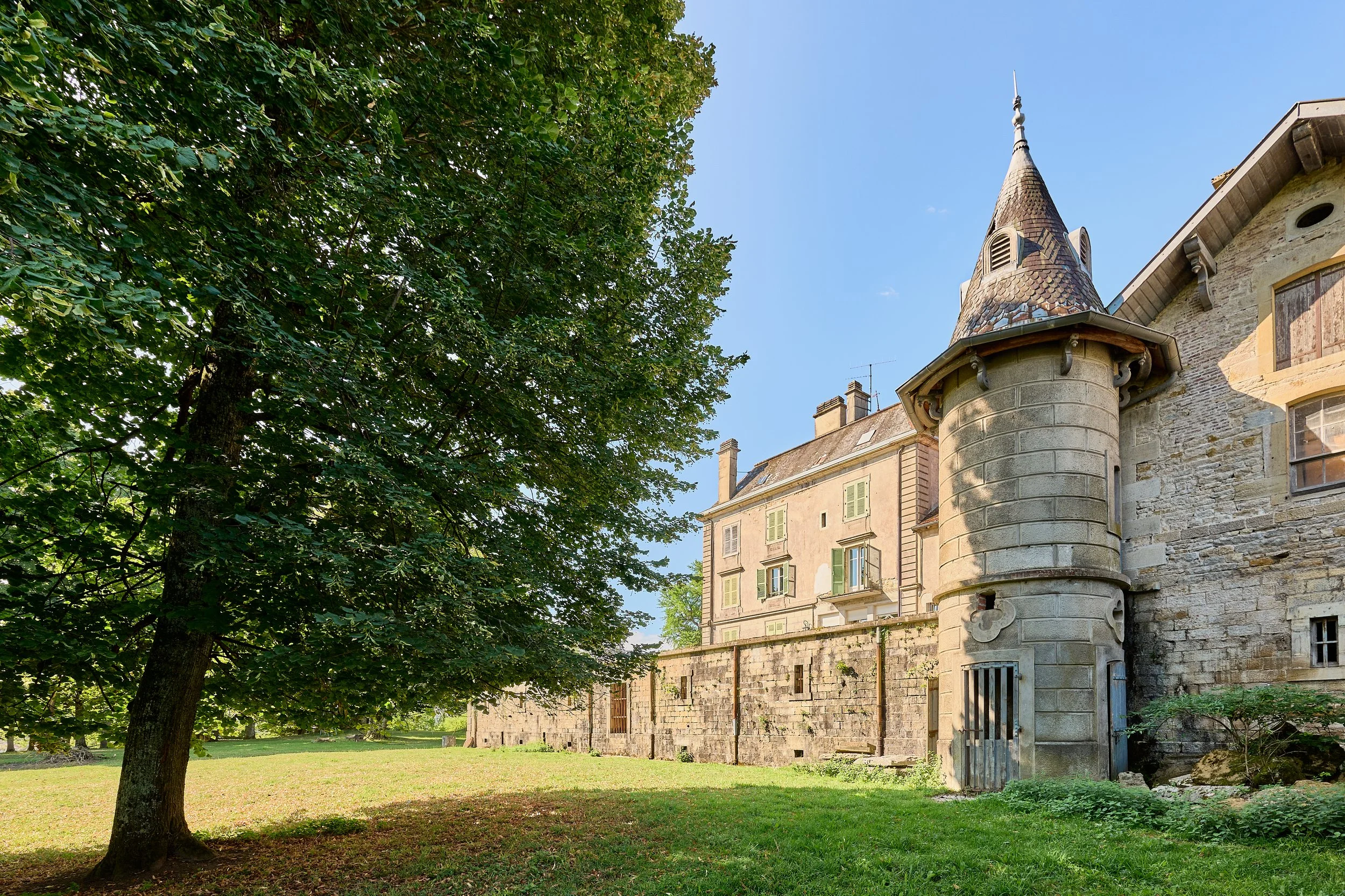 Francis-York-arriere-cour-french-country-house-montmorot6.jpg