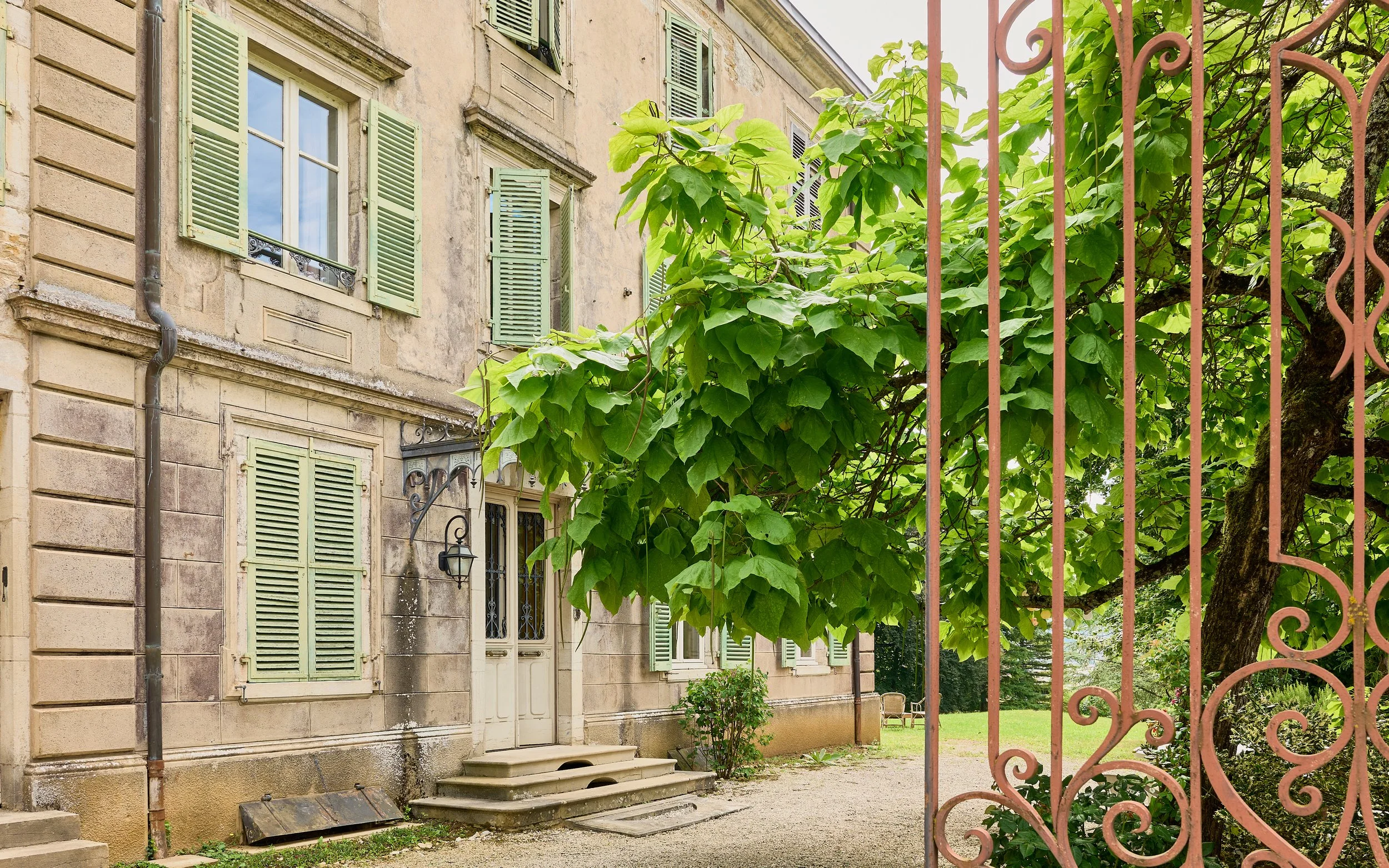 Francis-York-arriere-cour-french-country-house-montmorot13.jpg