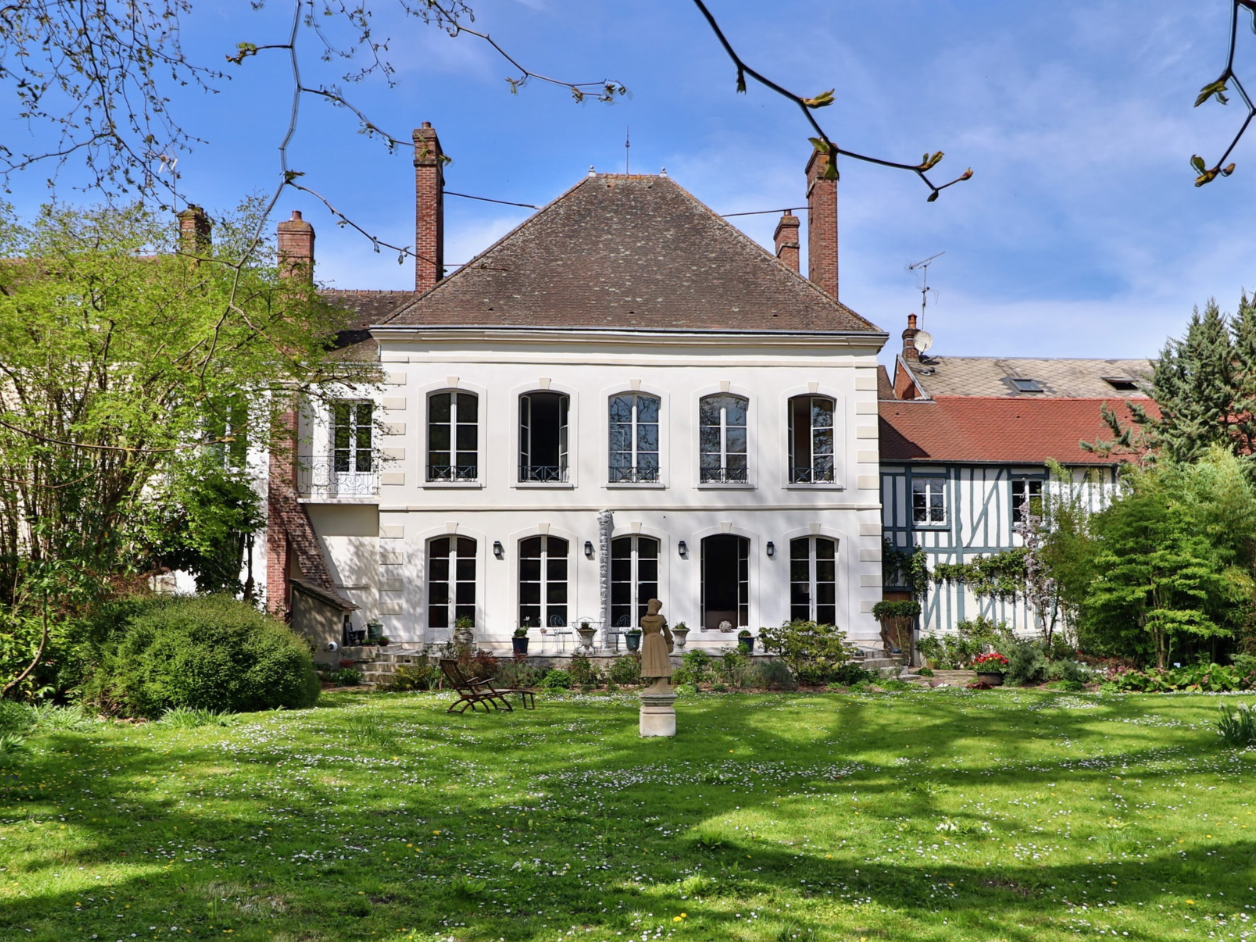 18th Century Mansion in a Small Historic Town — 1 Hour From Paris