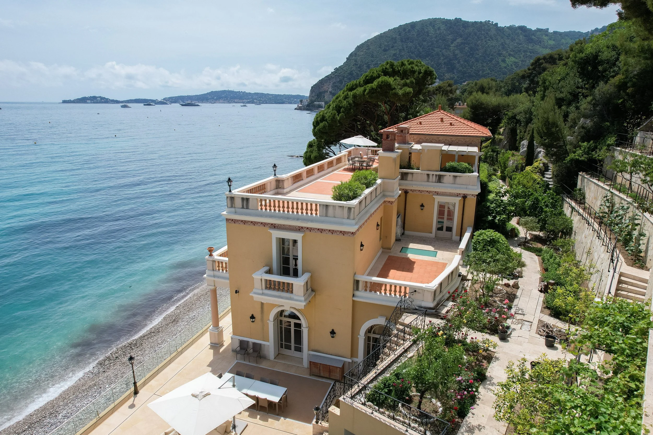 rare-beachfront-villa-minutes-from-monaco-on-the-french-riviera11.jpg