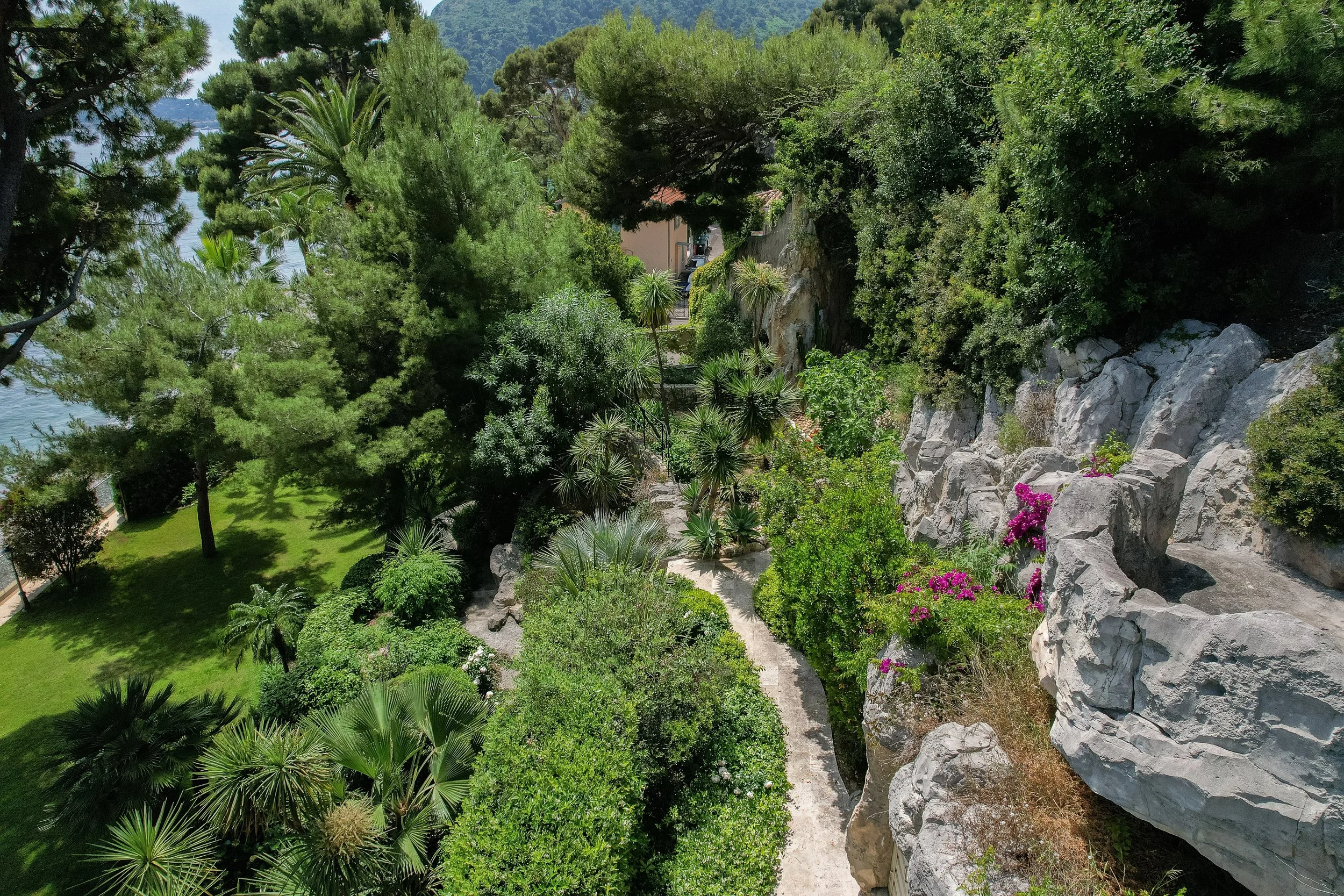 rare-beachfront-villa-minutes-from-monaco-on-the-french-riviera12.jpg