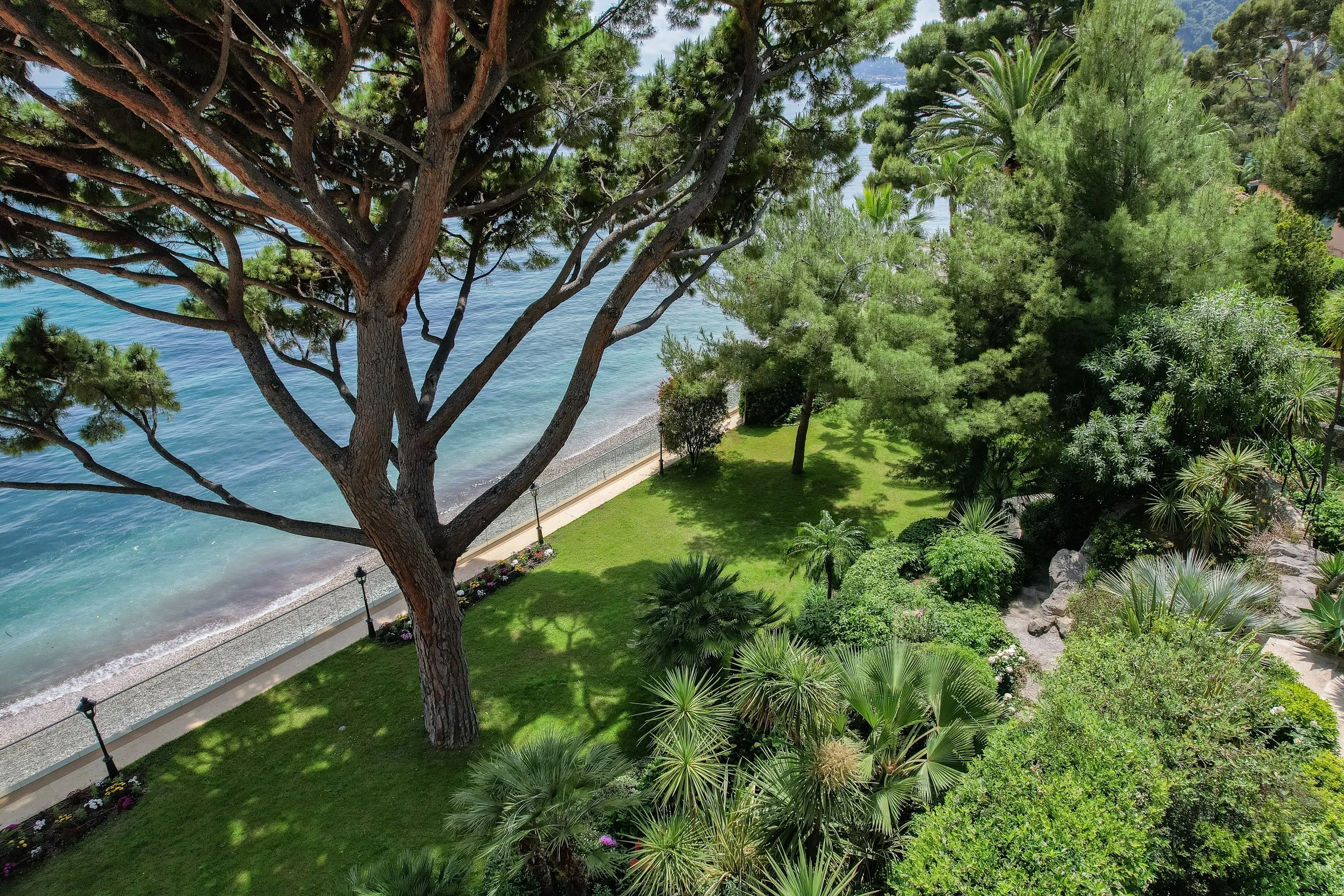 rare-beachfront-villa-minutes-from-monaco-on-the-french-riviera13.jpg