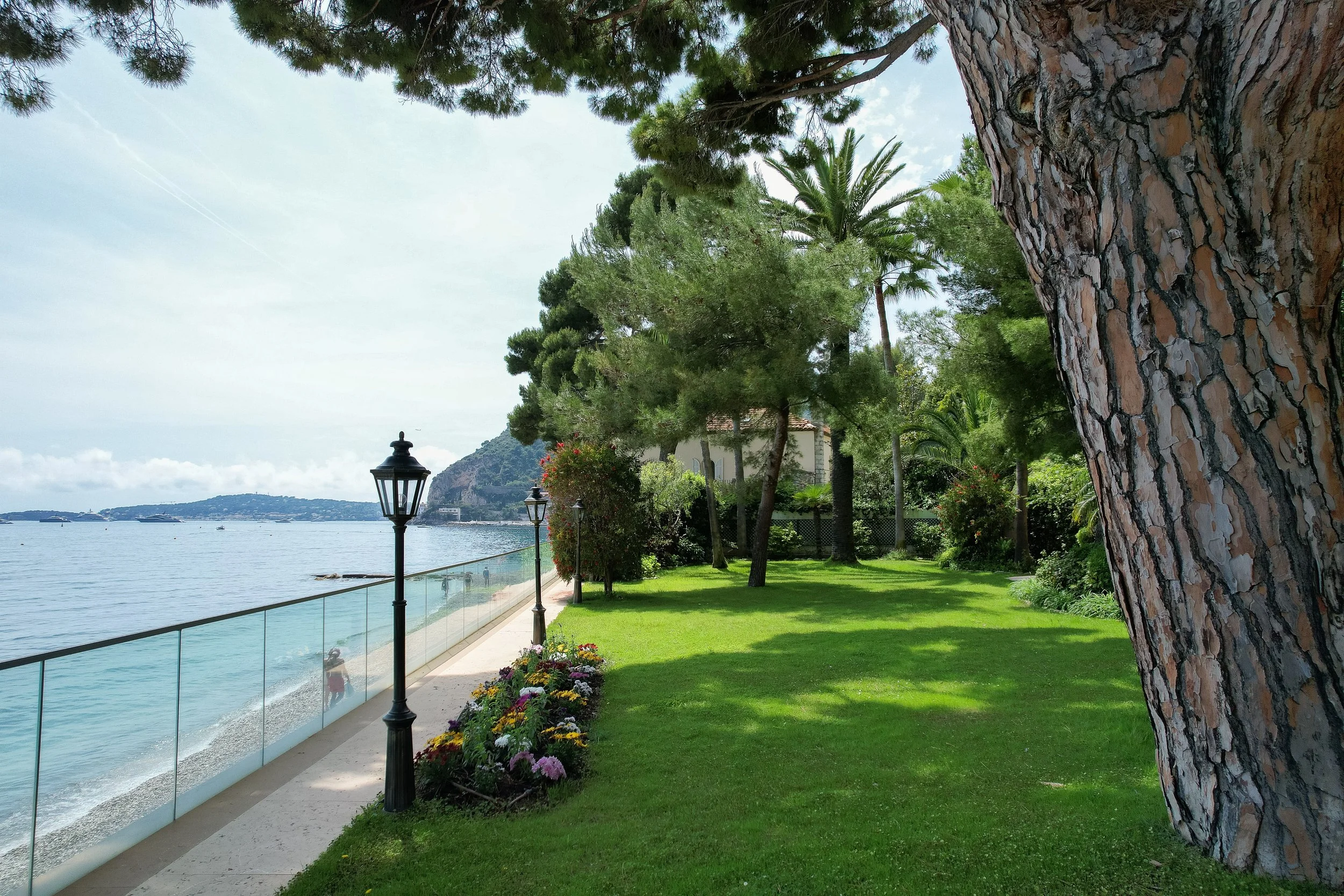 rare-beachfront-villa-minutes-from-monaco-on-the-french-riviera15.jpg