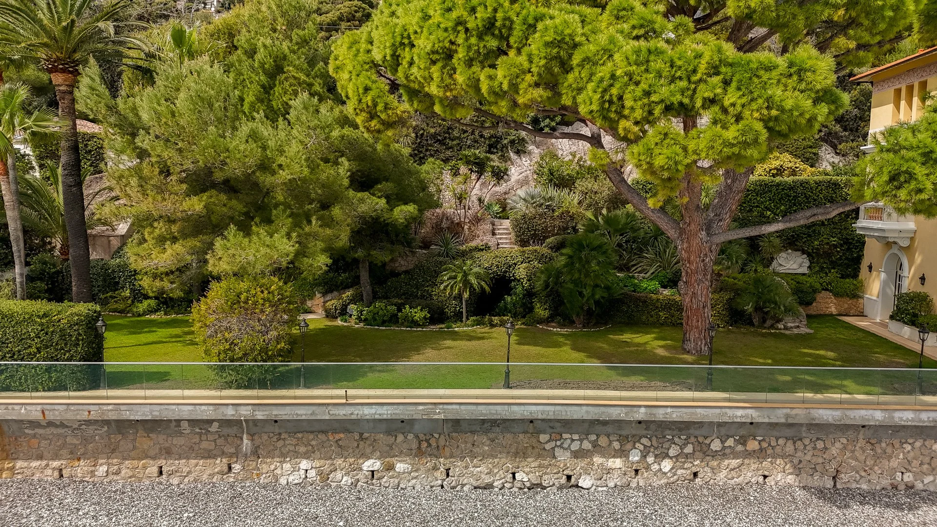 rare-beachfront-villa-minutes-from-monaco-on-the-french-riviera23.jpg