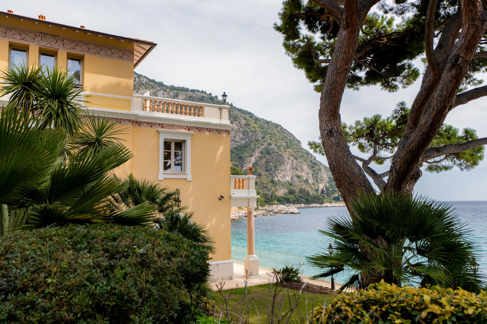 rare-beachfront-villa-minutes-from-monaco-on-the-french-riviera24.jpg