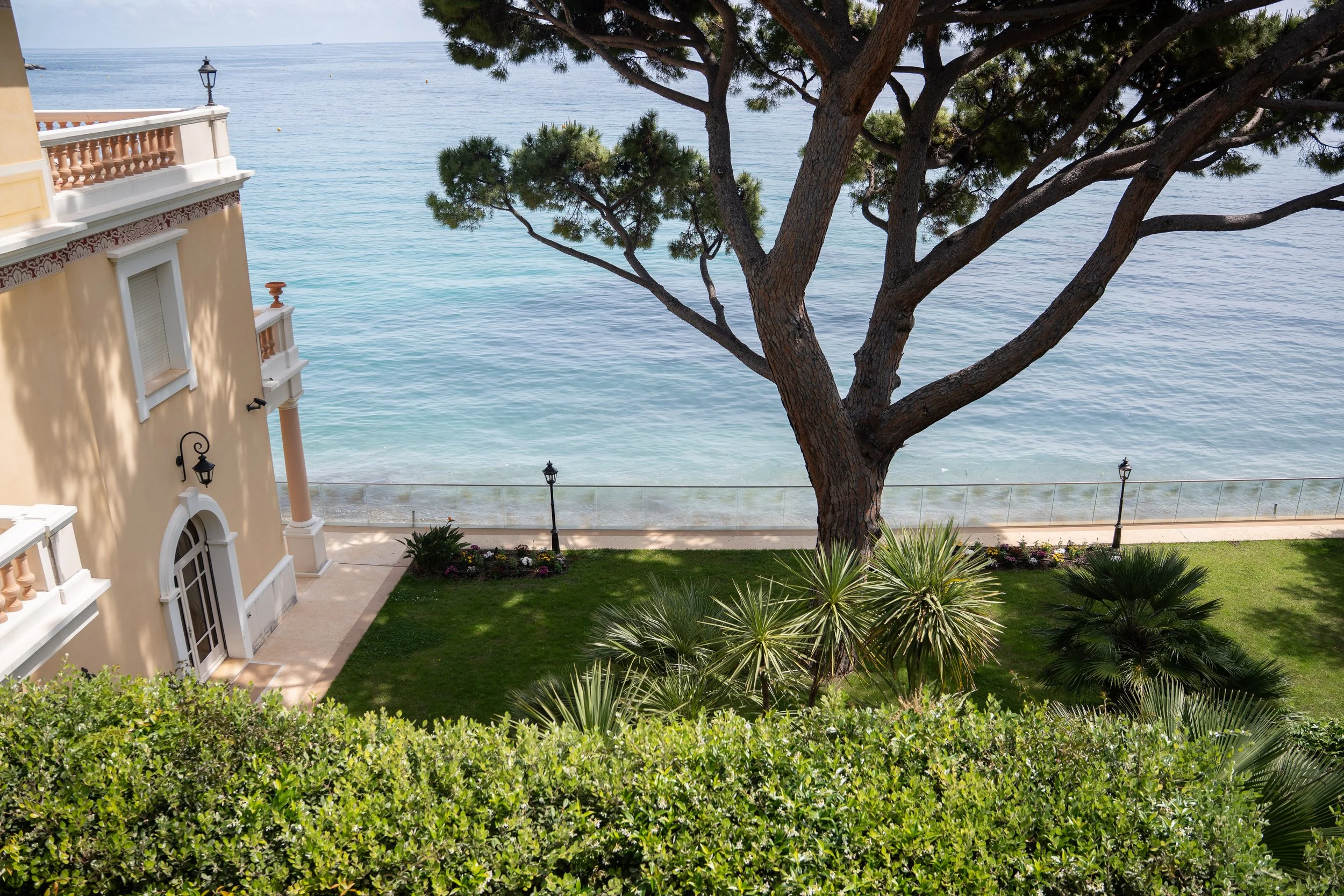 rare-beachfront-villa-minutes-from-monaco-on-the-french-riviera22.jpg