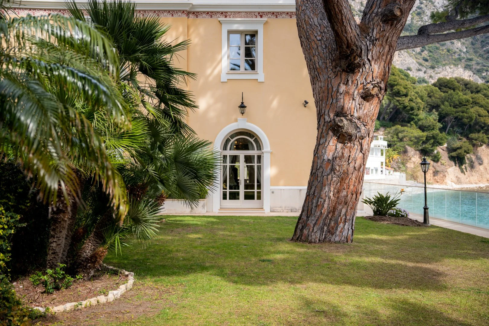 rare-beachfront-villa-minutes-from-monaco-on-the-french-riviera27.jpg