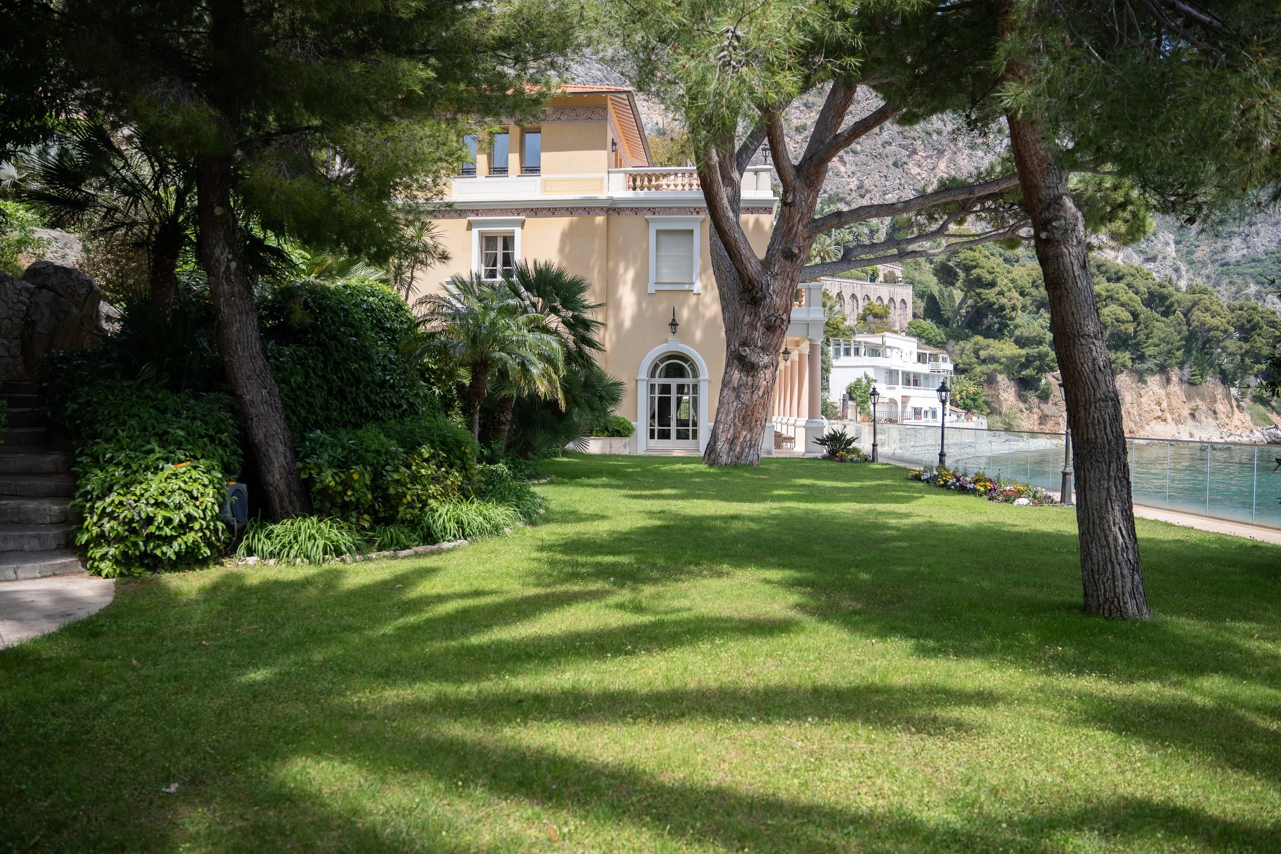 rare-beachfront-villa-minutes-from-monaco-on-the-french-riviera37.jpg