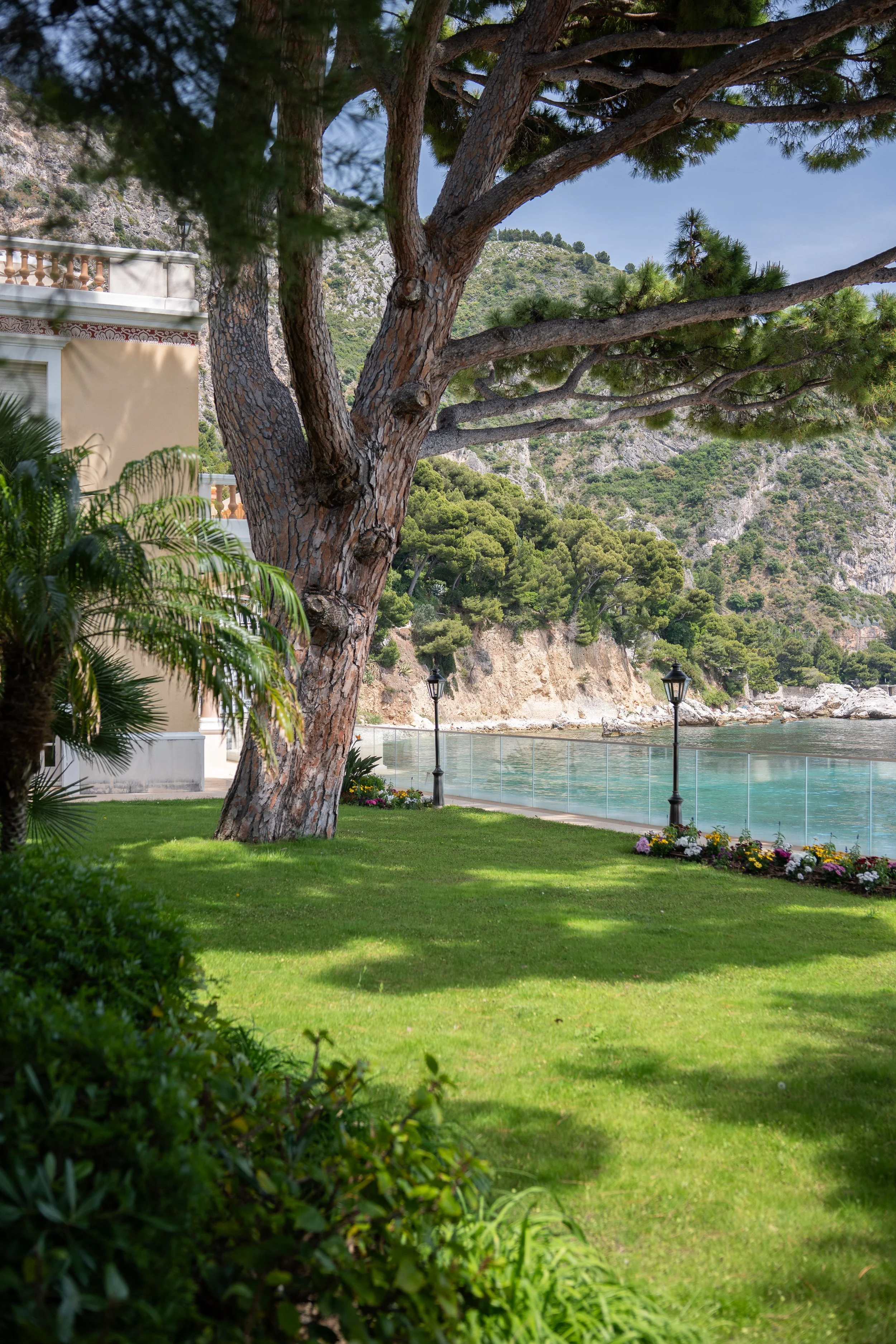rare-beachfront-villa-minutes-from-monaco-on-the-french-riviera39.jpg