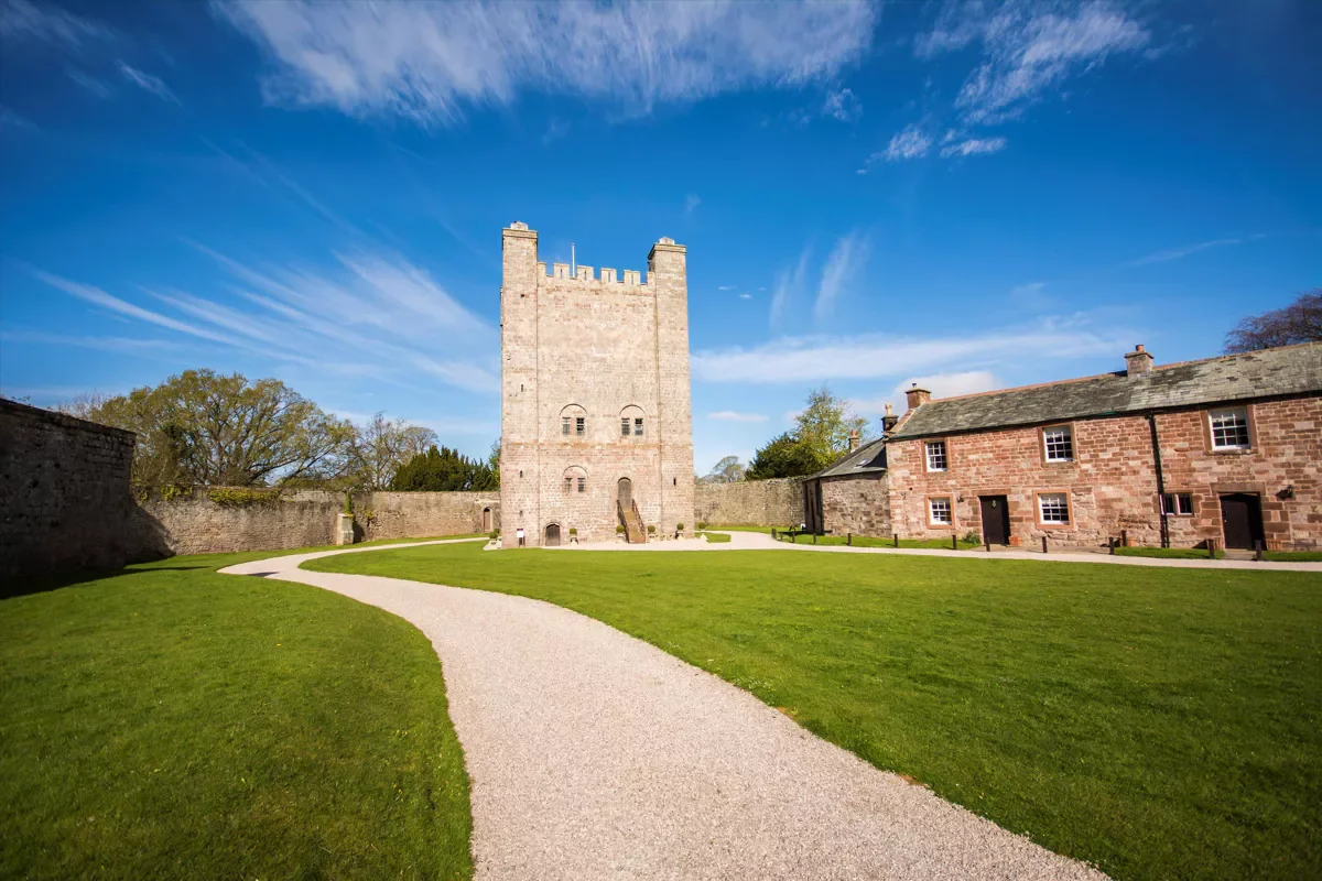 Francis-york-900-Year-Old-Norman-Castle-in-Northern-England-Auction-7.webp
