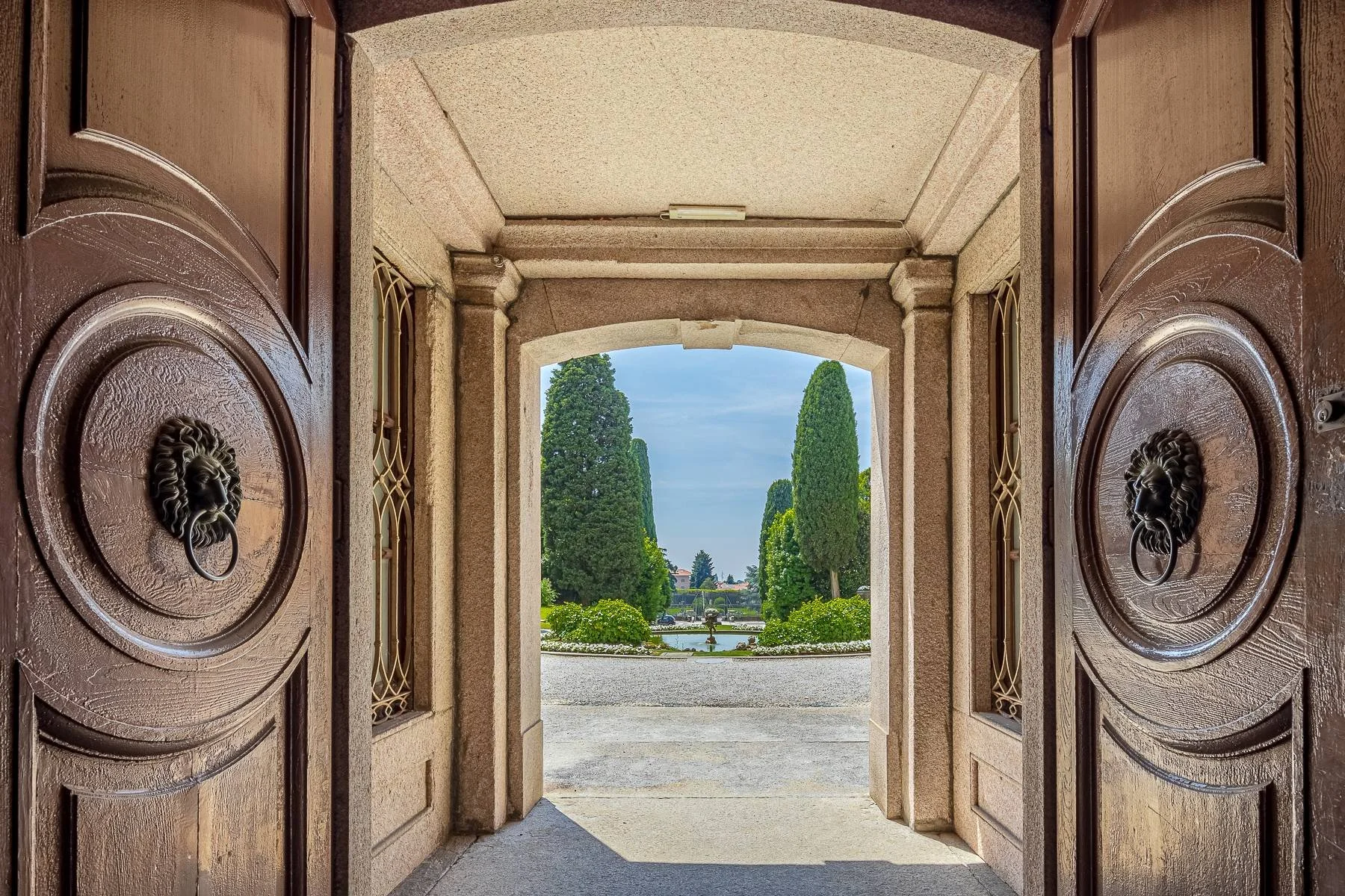 francis-york-residence-in-an-18th-century-italian-villa-once-said-to-host-napoleon-22.jpg