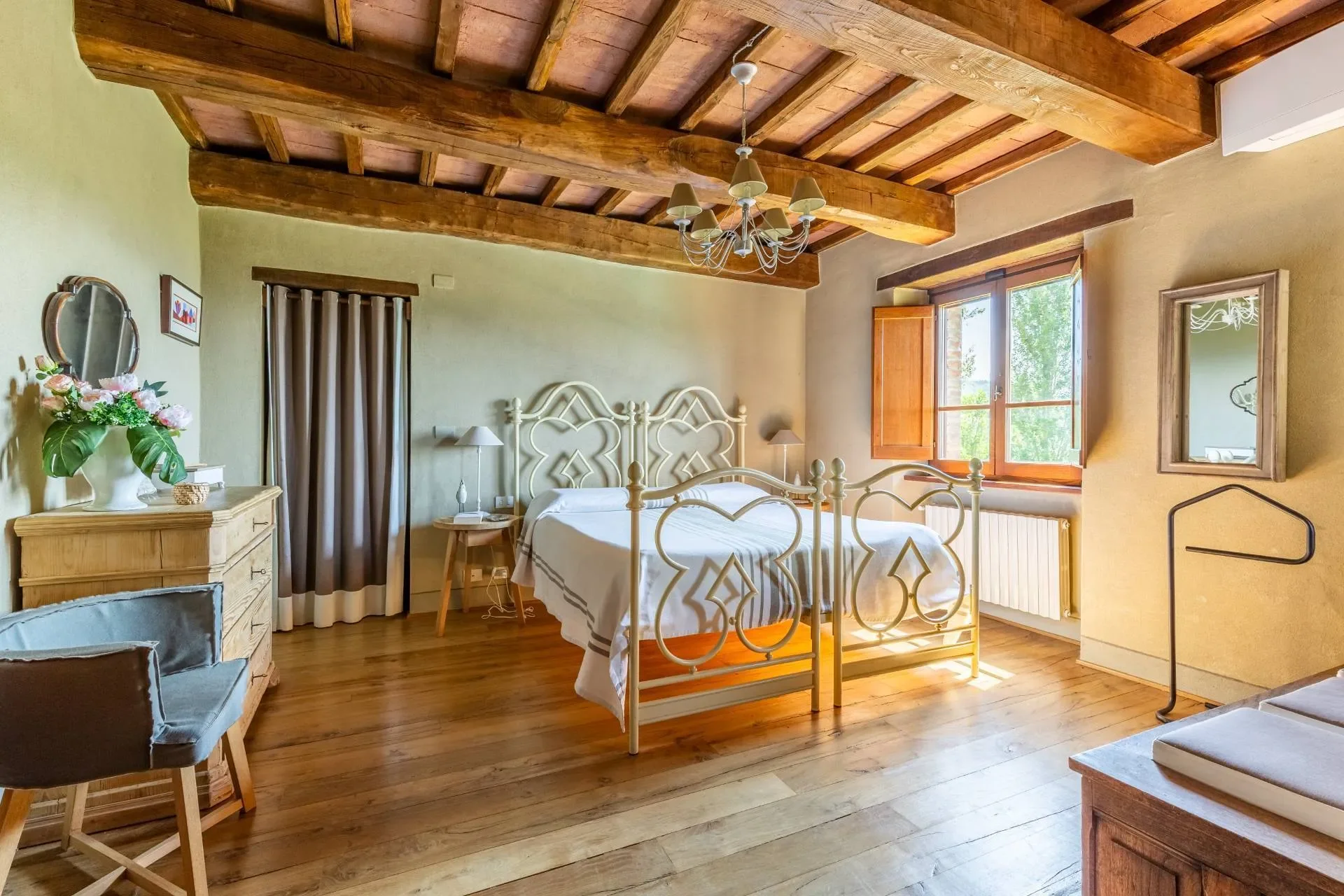 for-sale-entire-village-in-umbria-italy- (5).webp