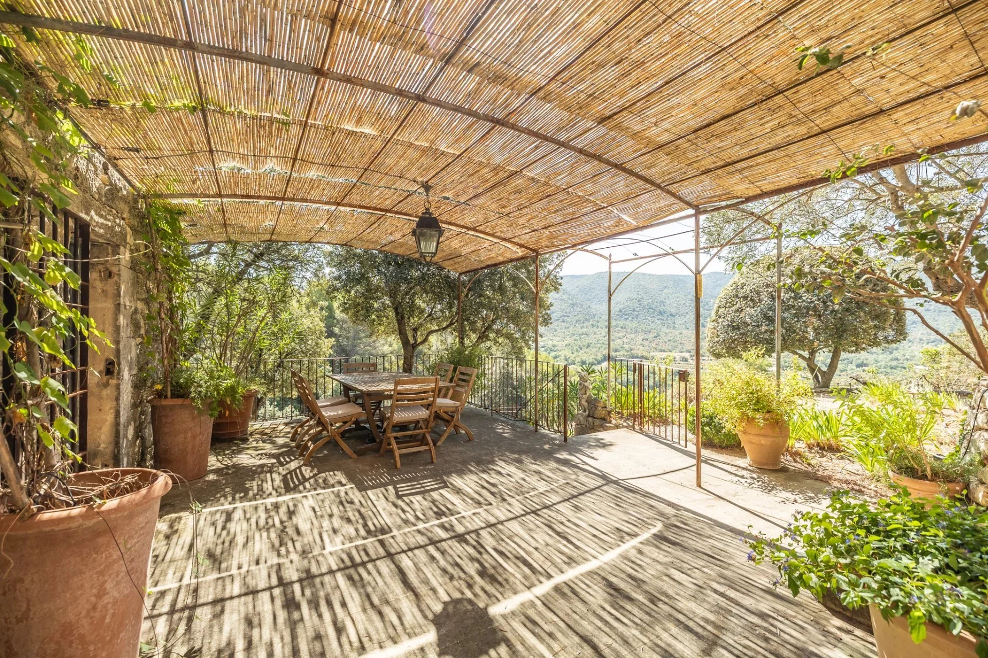 francis-york-cave-estate-in-the-luberon-a-pair-of-provencal-homes-carved-into-the-rock-near-menerbes6.jpg
