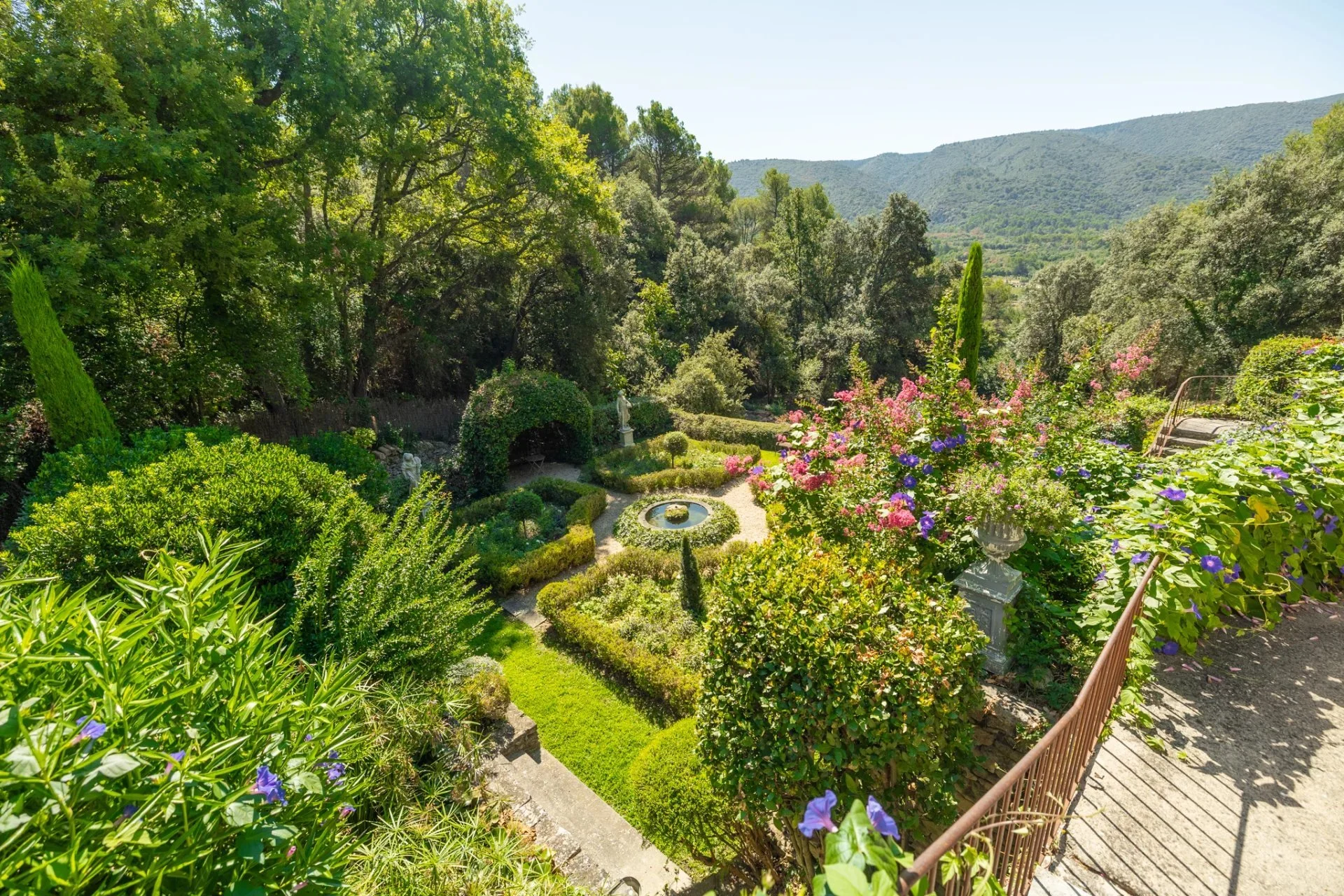 francis-york-cave-estate-in-the-luberon-a-pair-of-provencal-homes-carved-into-the-rock-near-menerbes3.jpg