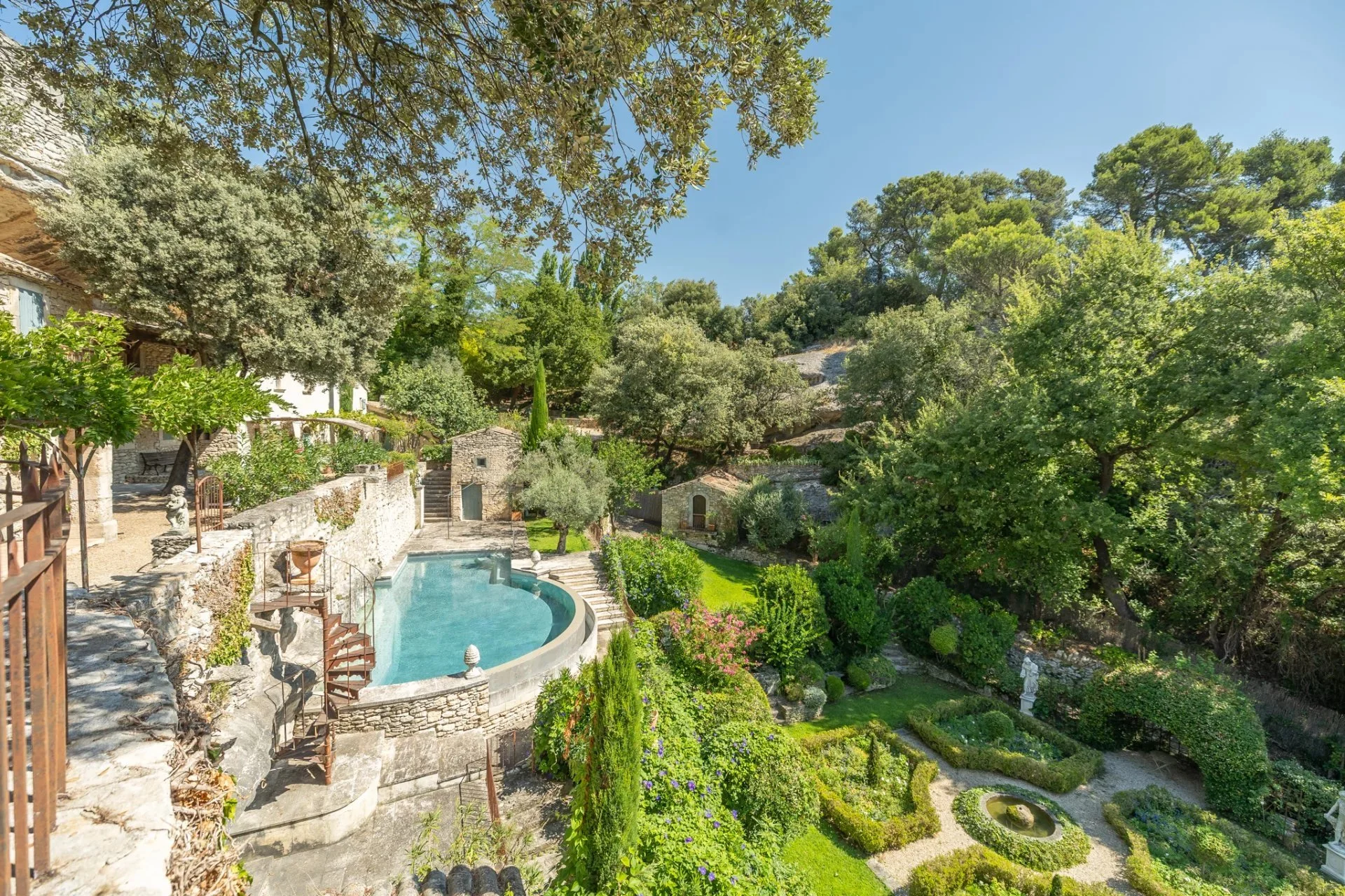 francis-york-cave-estate-in-the-luberon-a-pair-of-provencal-homes-carved-into-the-rock-near-menerbes2.jpg