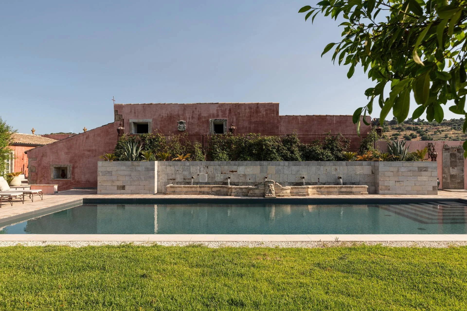 restored-hamlet-sicilian-baglio-val-di-noto-sicily-francis-york-30.jpg