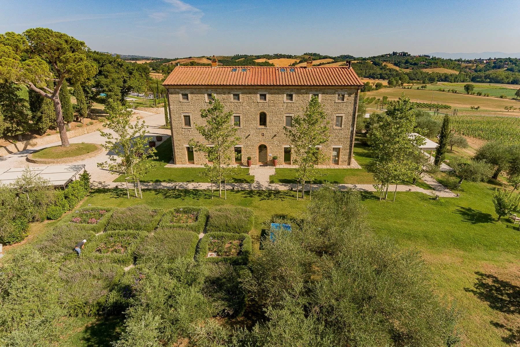 FY-tuscan-wine-estate-restored-18th-century-villa-FrancisYork-10.jpg