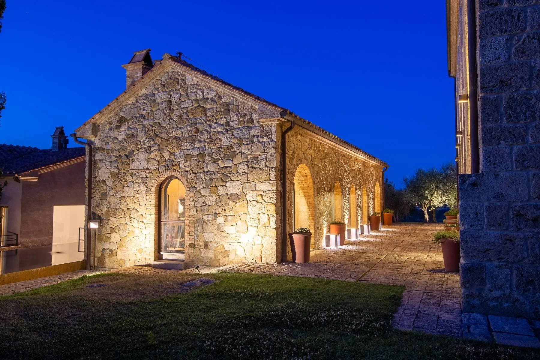 FY-tuscan-wine-estate-restored-18th-century-villa-FrancisYork-19.jpg