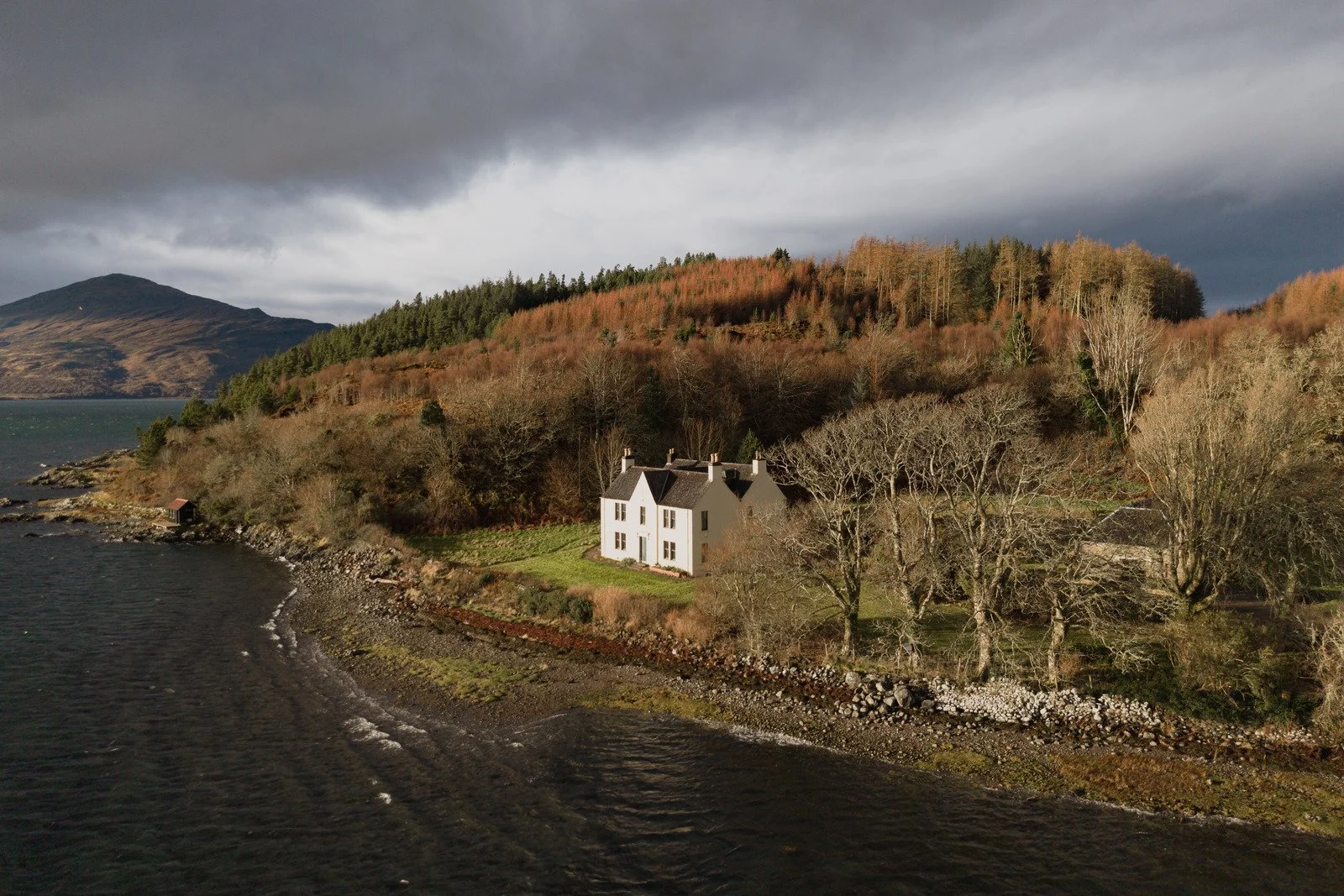 18th-Century Farmhouse Set in the Sea Loch Landscape of Scotland’s West Highlands Francis York1.jpg