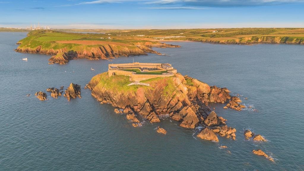 thorne-island-victorian-sea-fort-private-island-pembrokeshire-wales-francis-york21.jpg