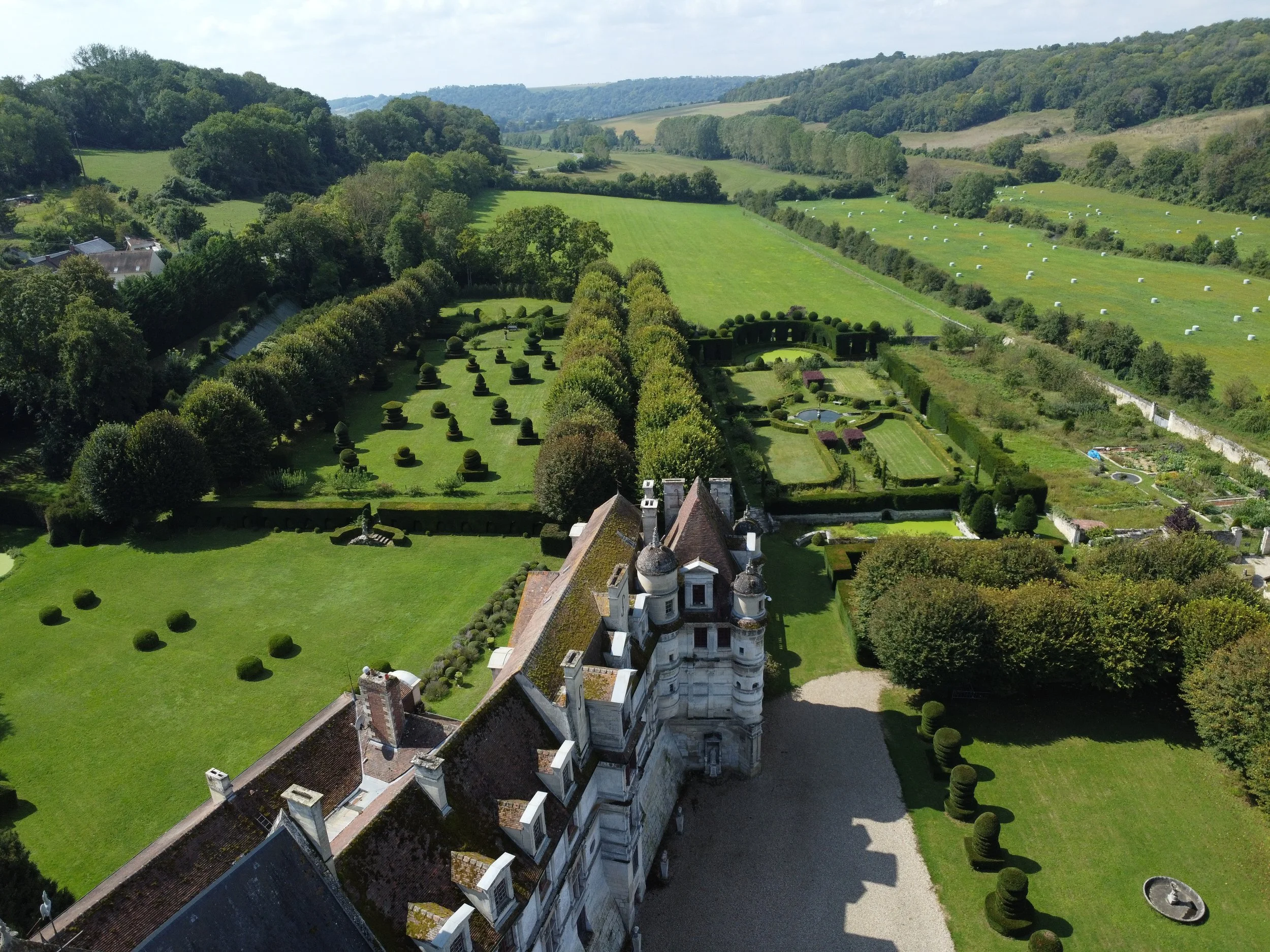 Château with Grand Formal Gardens, 60 km from Paris