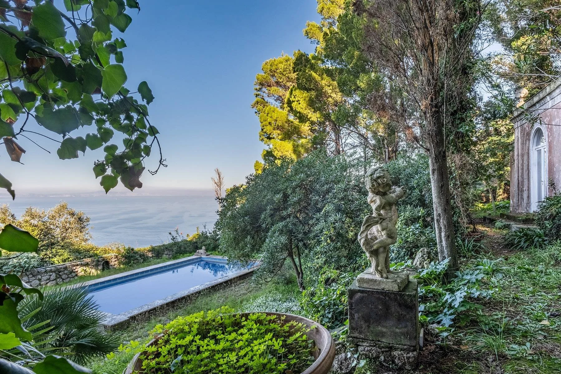 francis_york_italy-sothebys-pink-villa-capri23.jpg