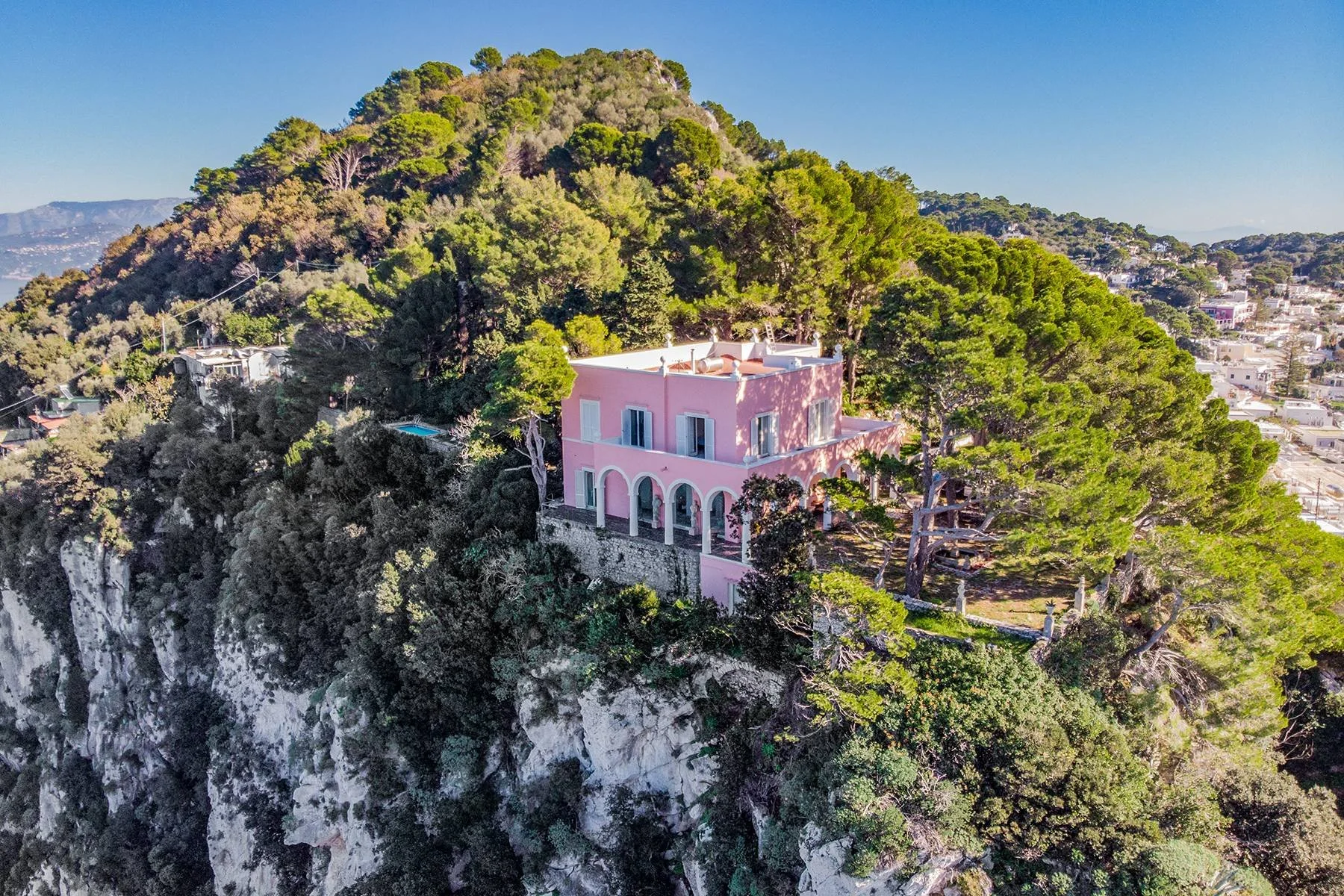 francis_york_italy-sothebys-pink-villa-capri28.jpg