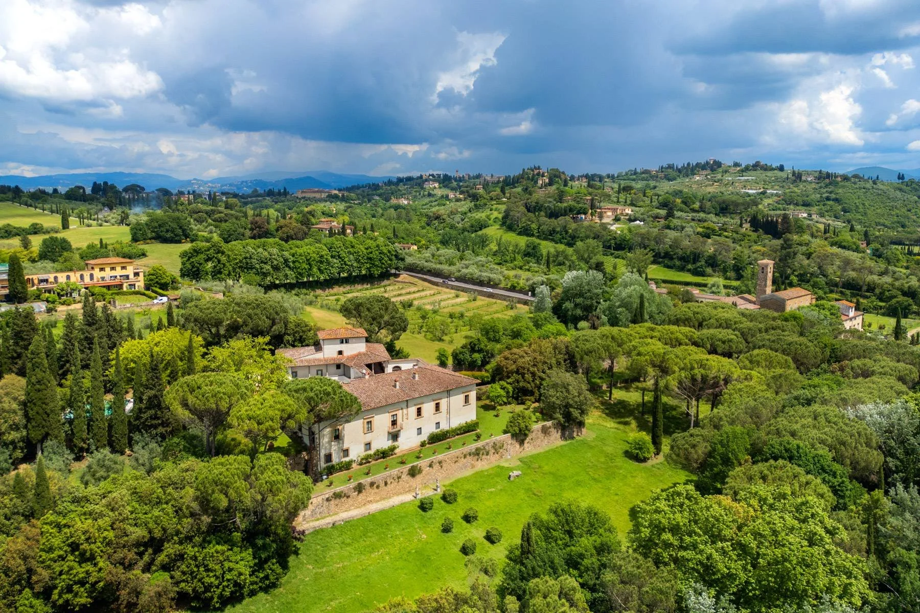 francis_york_medici-era-villa-hills-near-florence-3.jpg