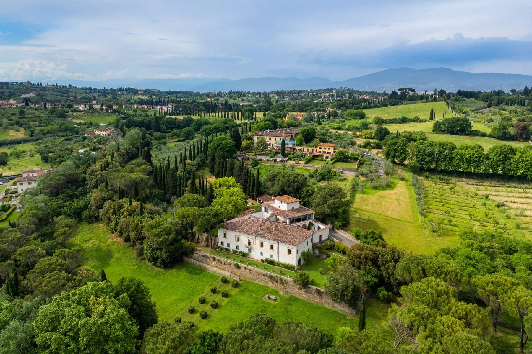 francis_york_medici-era-villa-hills-near-florence-21.jpg